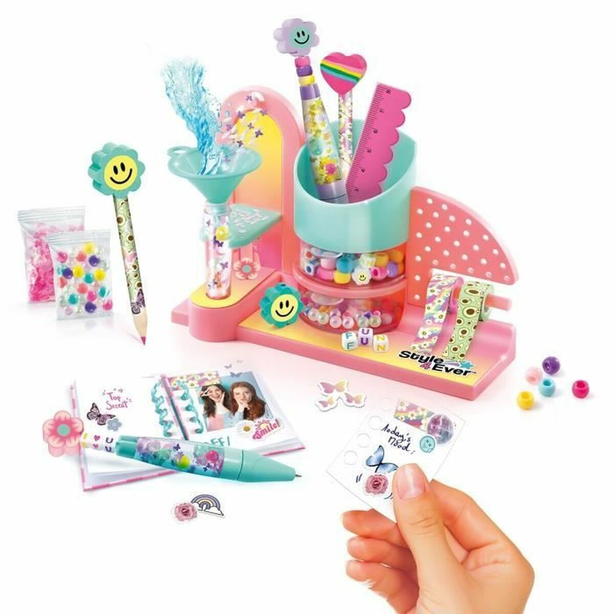 Un kit para hacer papelería para niños con bolígrafos, pegatinas y una estación de manualidades. Colores rosa y turquesa.