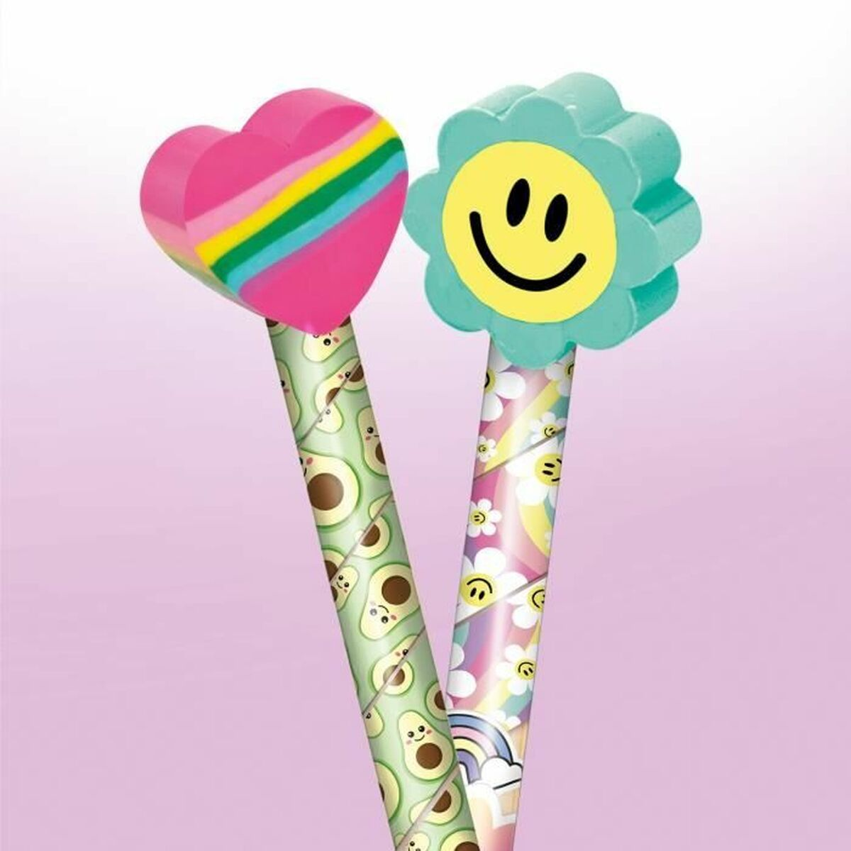 Dos lápices: uno con goma de borrar en forma de corazón, otro con goma de borrar en forma de flor.