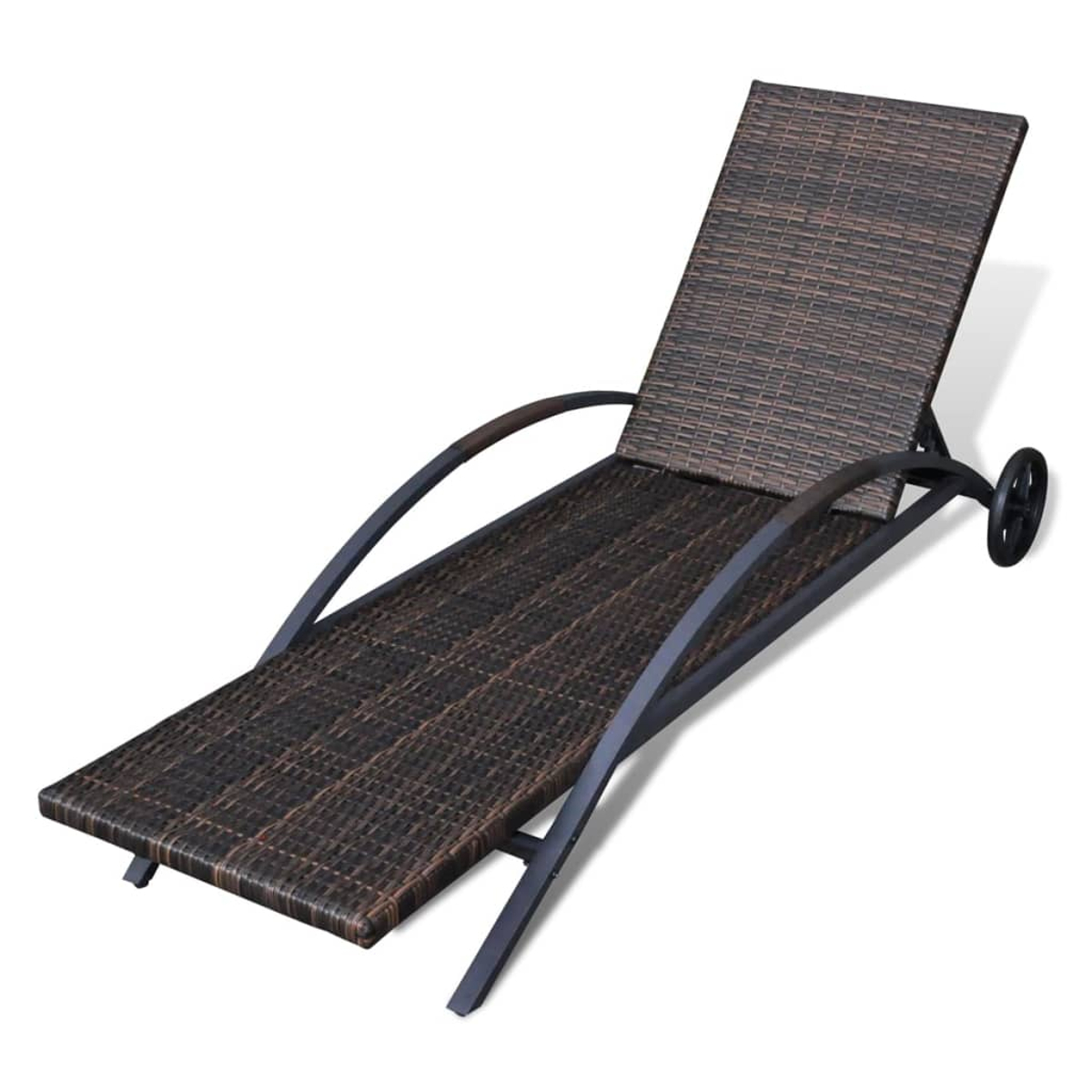 Braune Outdoor-Liege aus Weide mit schwarzem Rahmen und Rädern, Schrägansicht, isoliert auf Weiß.