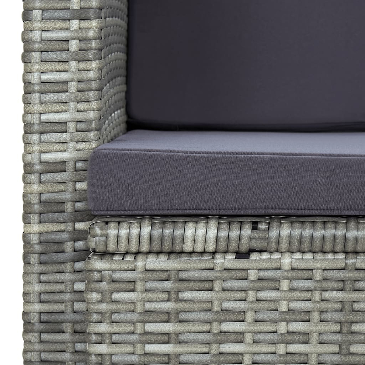 Nahaufnahme eines grauen Rattan-Stuhls mit grauem Kissen, das das Webmuster zeigt.