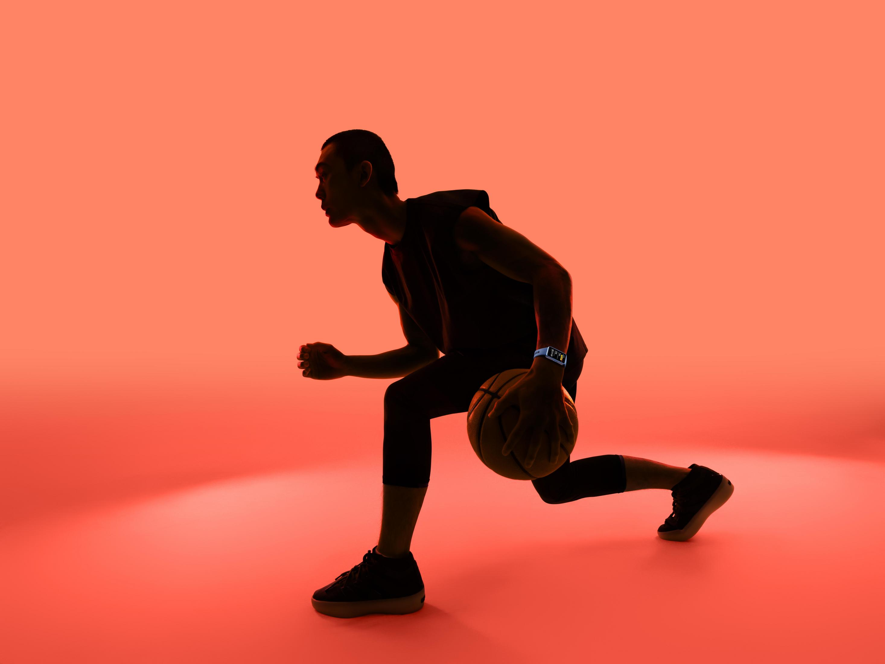 Ein Mann in Silhouette dribbelt einen Basketball. Der Hintergrund ist ein Rot-Orange-Verlauf.