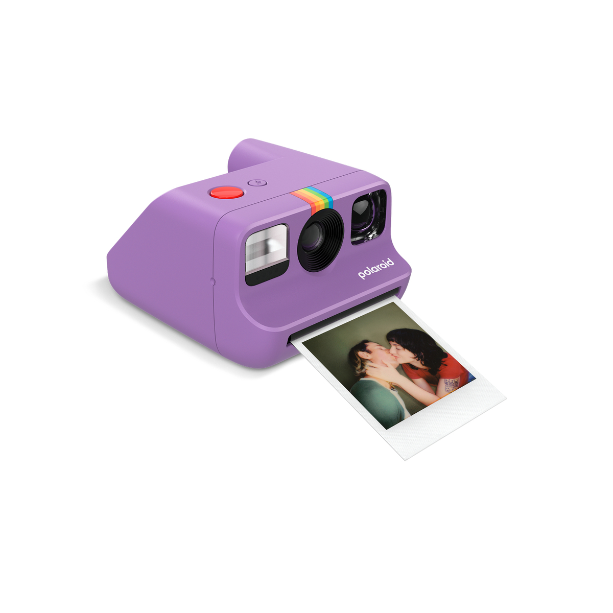 Cámara instantánea Polaroid morada con una franja de arcoíris, imprimiendo una foto de dos personas besándose.