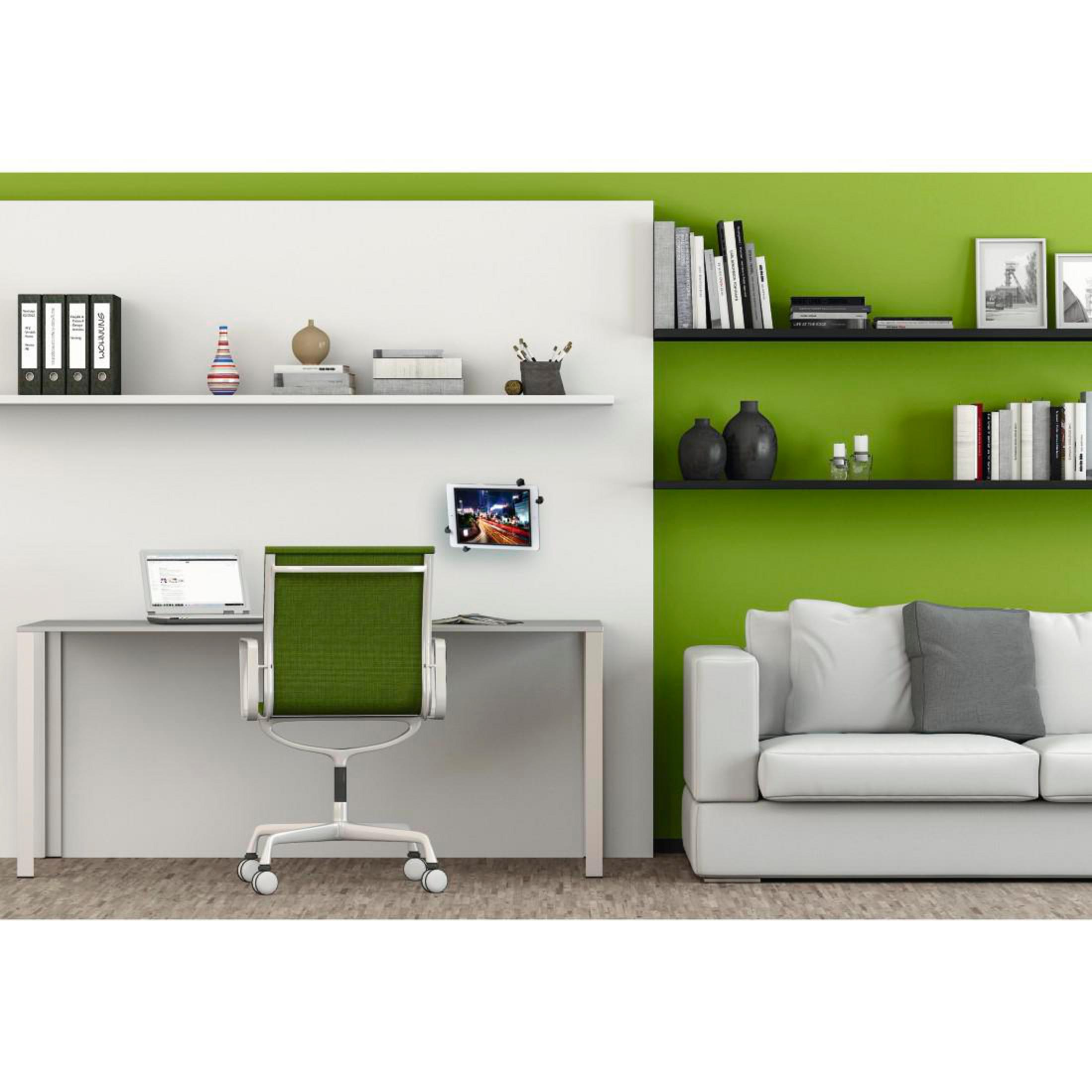 Scena biurowa z biurkiem, krzesłem, półkami i sofą. Zielona ściana.