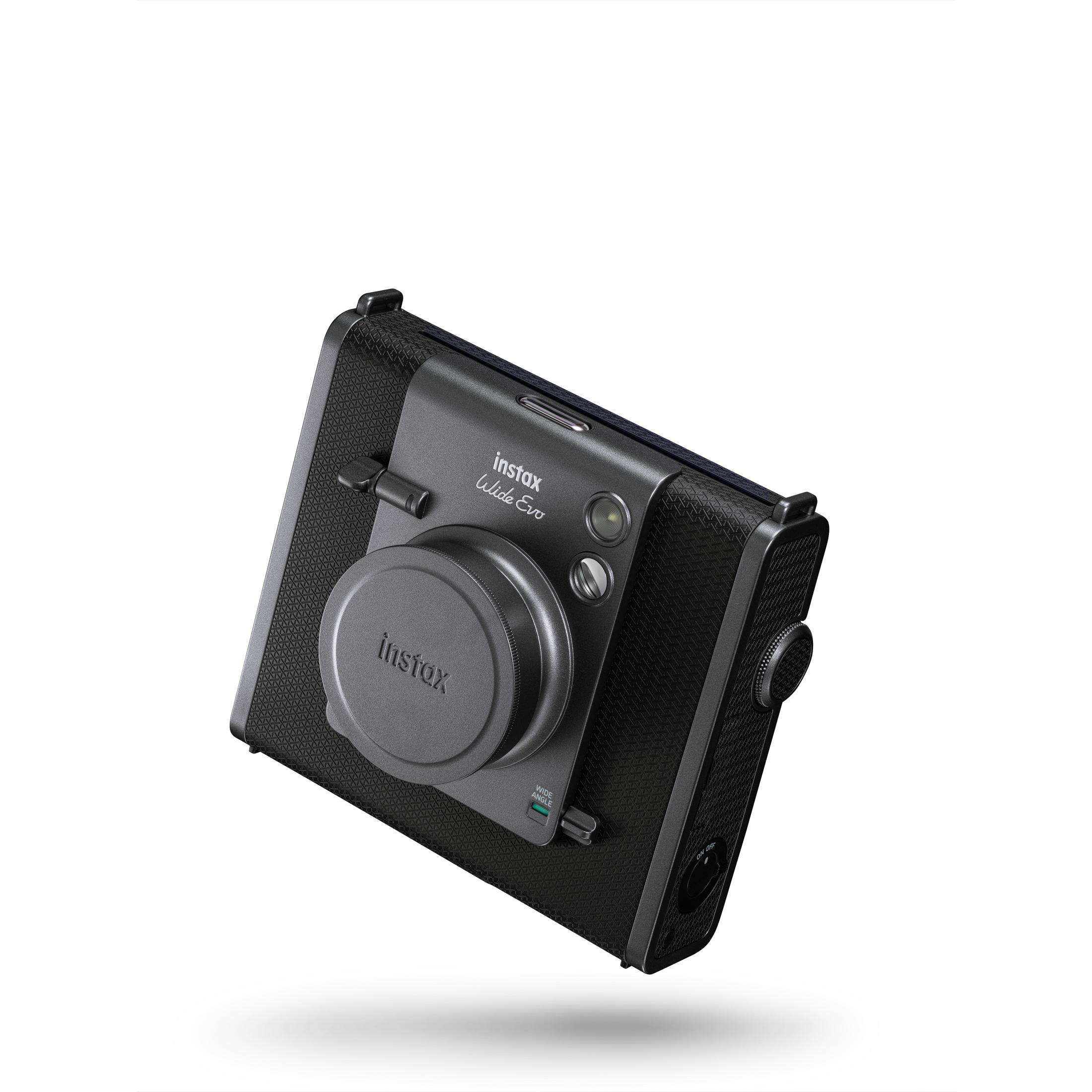 Schwarze Instax Wide Evo Kamera. Das Gehäuse ist schwarz strukturiert.