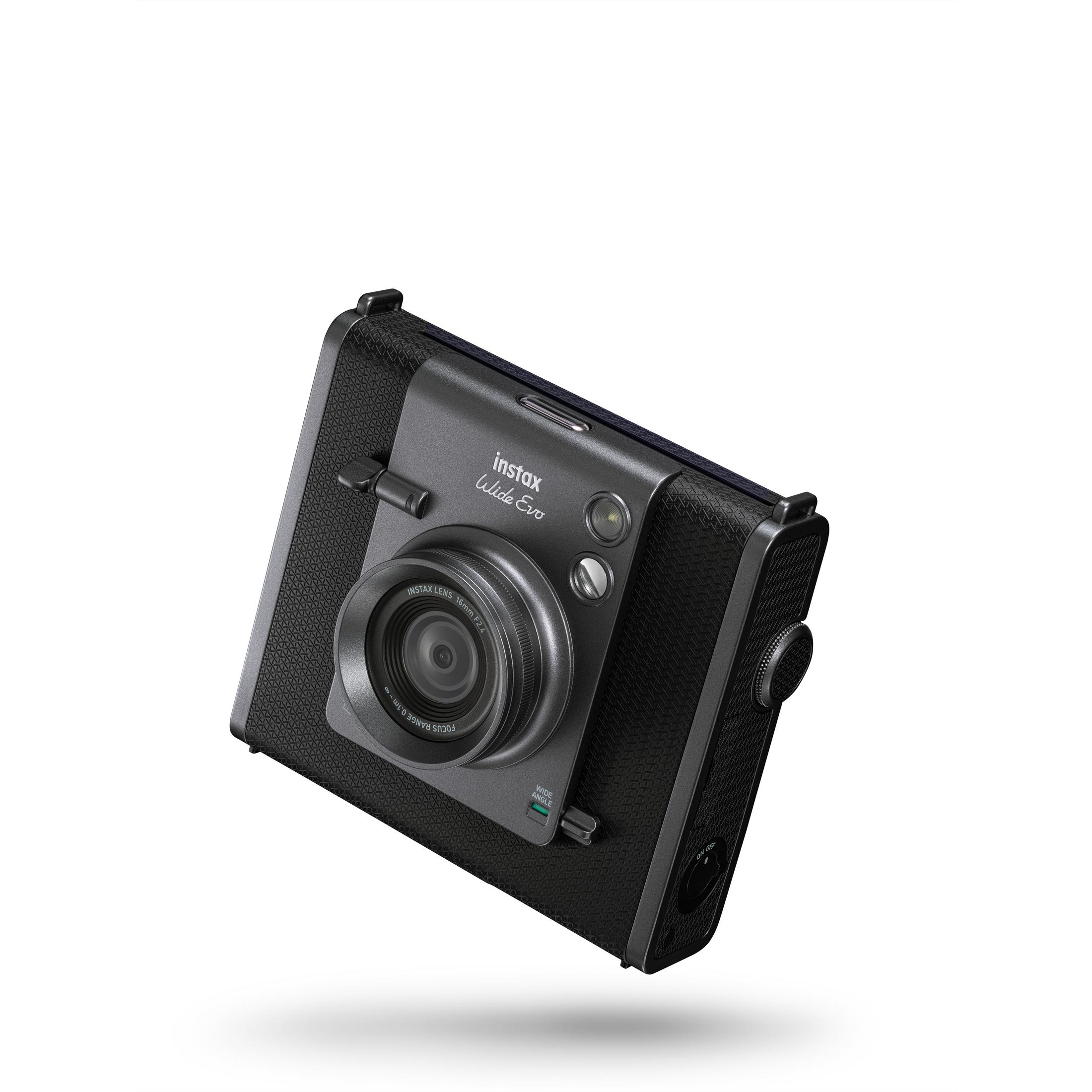 Schwarze Instax Wide Evo Kamera, schräge Ansicht. Die Kamera ist schwarz.