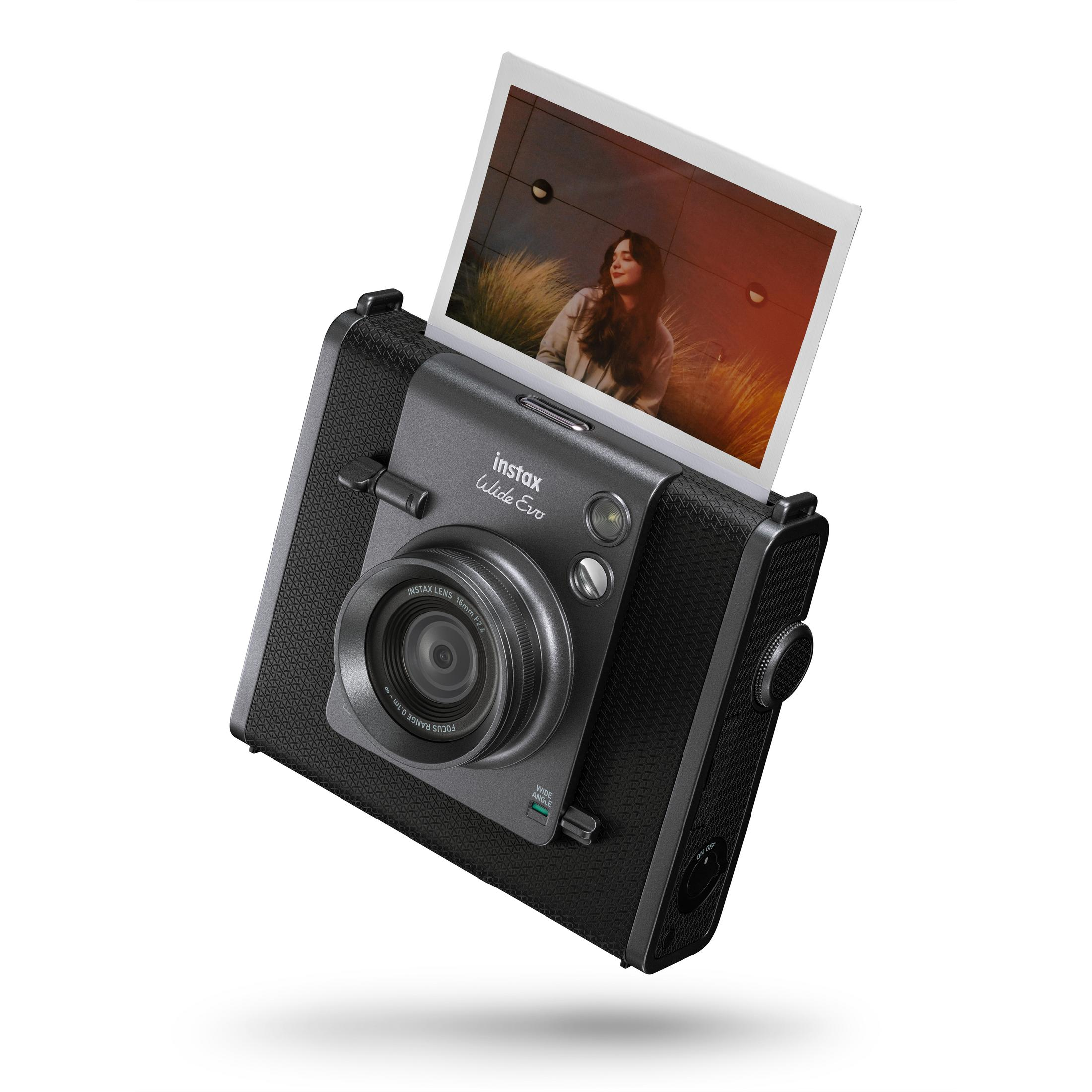 Schwarze Instax Wide Evo Kamera, schräge Ansicht mit Foto. Die Kamera ist schwarz.