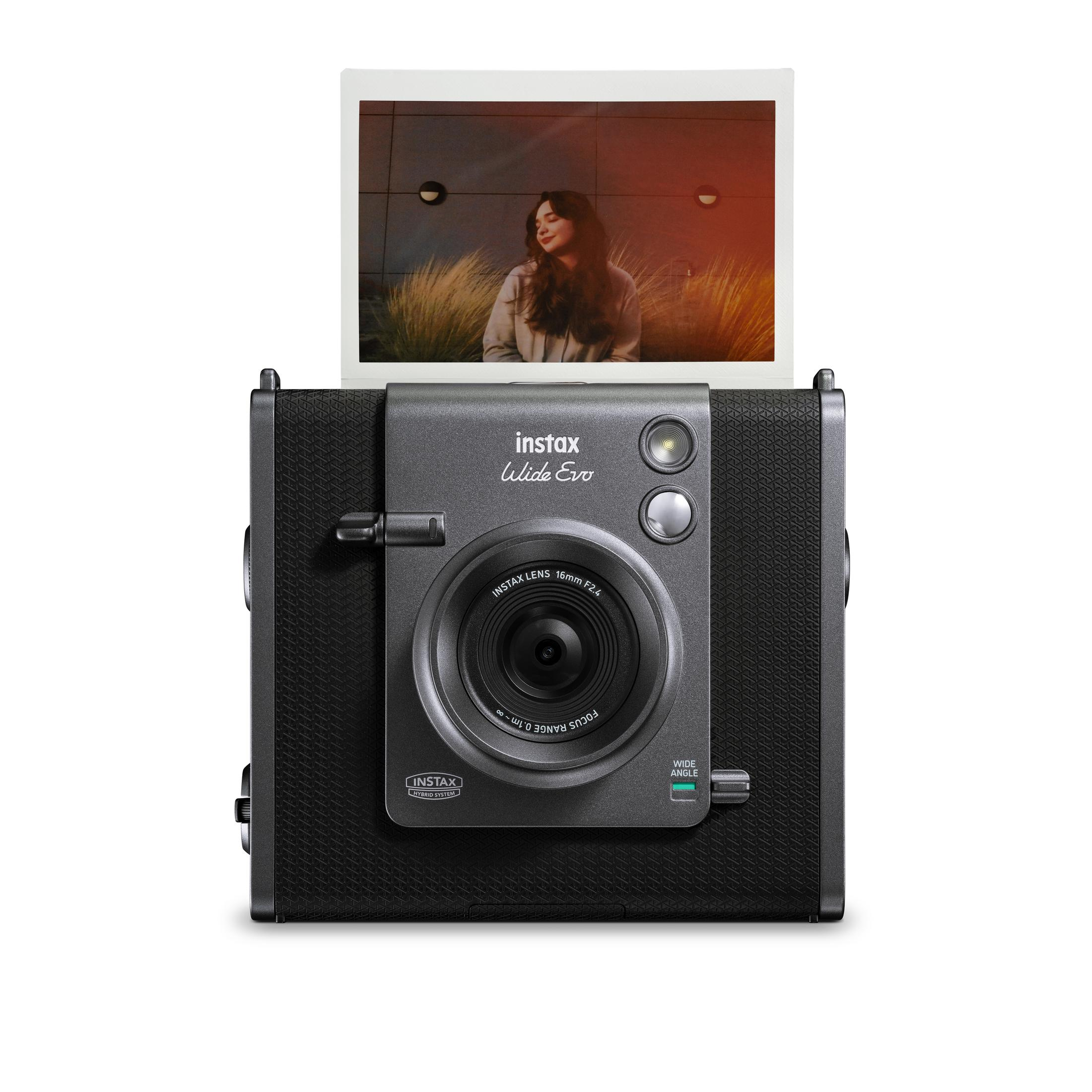 Schwarze Instax Wide Evo Kamera mit Foto. Die Kamera ist schwarz.