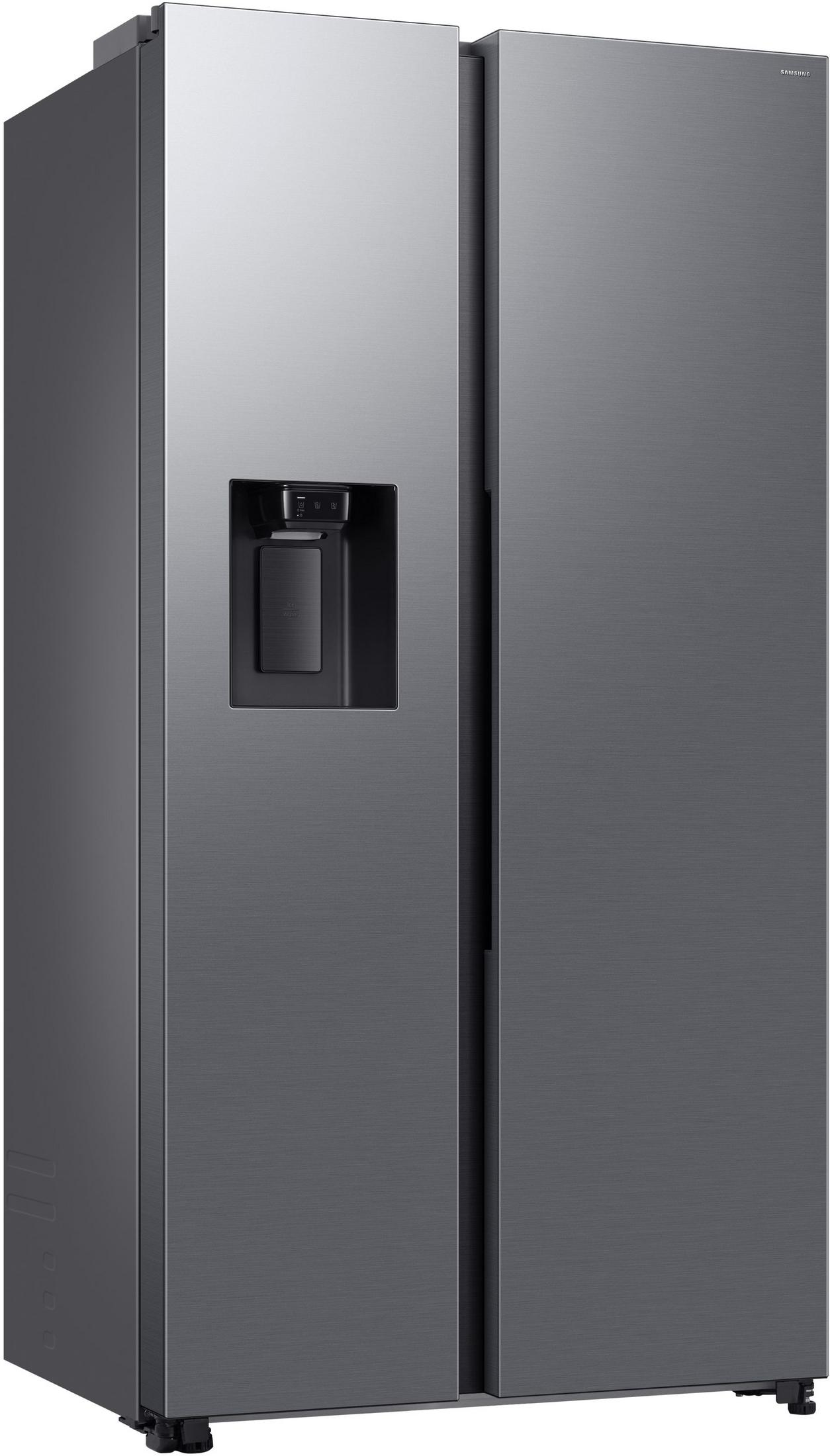 Ein Kühlschrank aus Edelstahl mit zwei Türen. Ein Wasserspender befindet sich an der linken Tür.