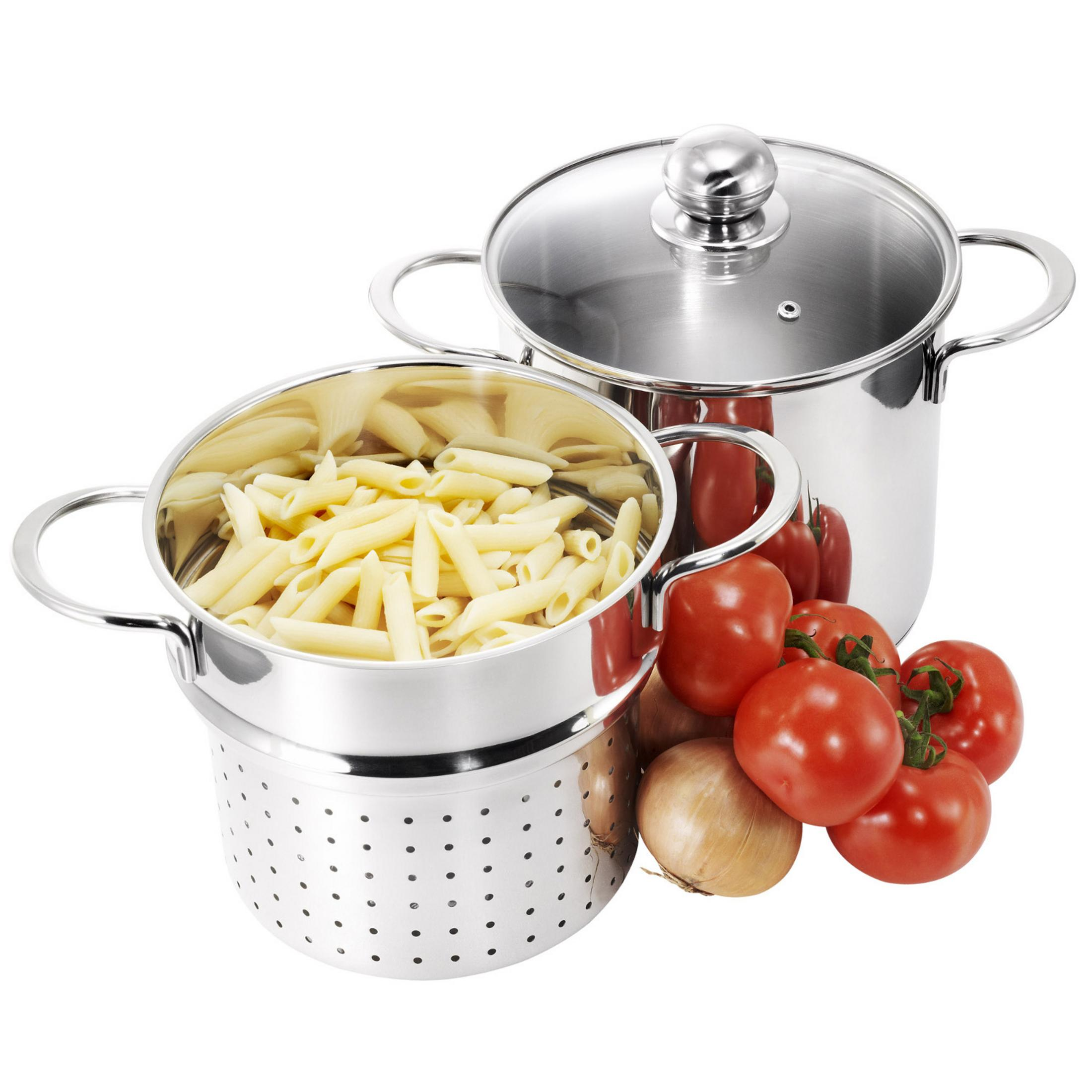 Edelstahl-Nudeltopf mit Nudeln, Tomaten und Zwiebeln. Auf dem Topf liegt ein klarer Deckel.