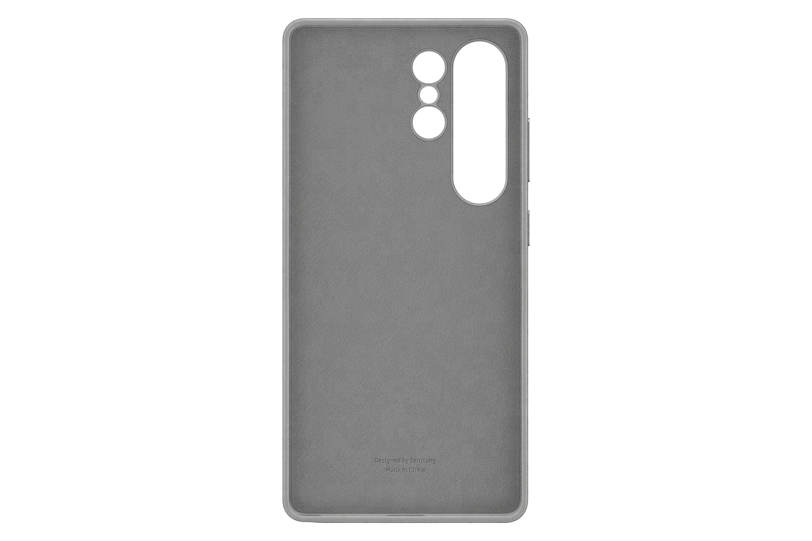 Coque de téléphone grise avec découpes pour boutons et appareil photo. Au dos, 'Designed by Samsung Made in China'.