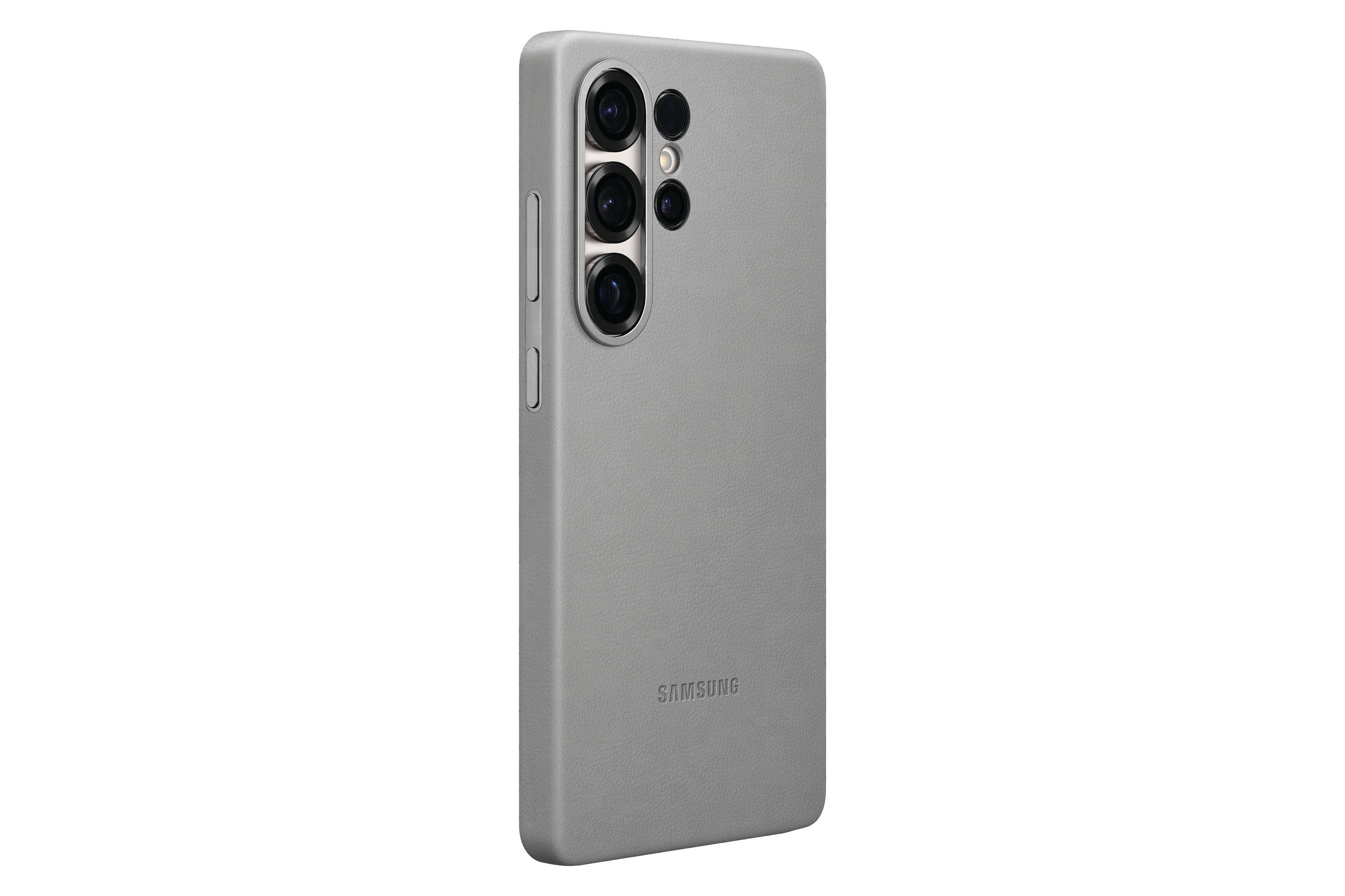 Coque grise pour téléphone Samsung avec trois caméras arrière et logo 'SAMSUNG'.