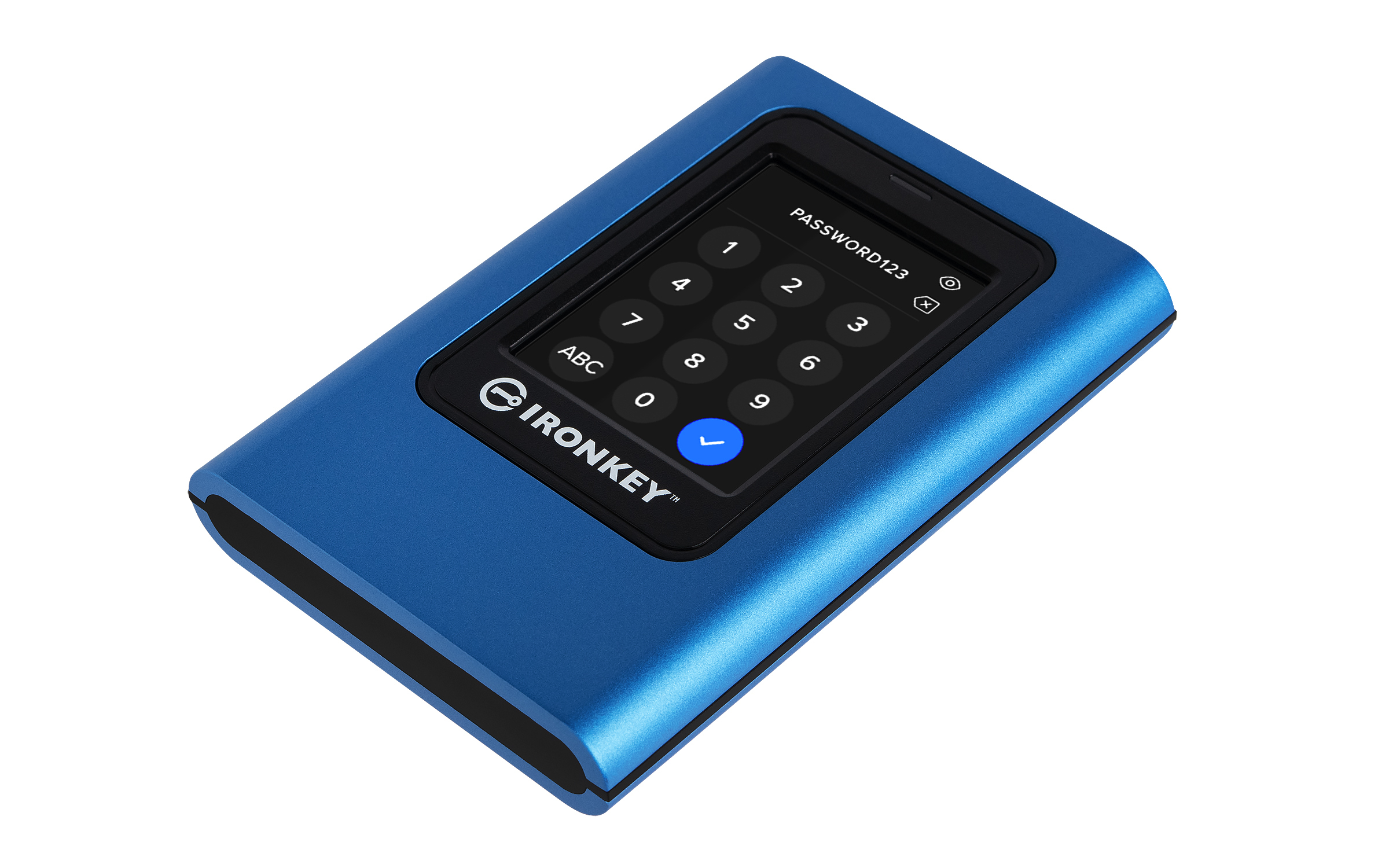Eine blaue IronKey externe Festplatte mit Tastatur. Der Bildschirm zeigt ein Passwort. Weißer Hintergrund.