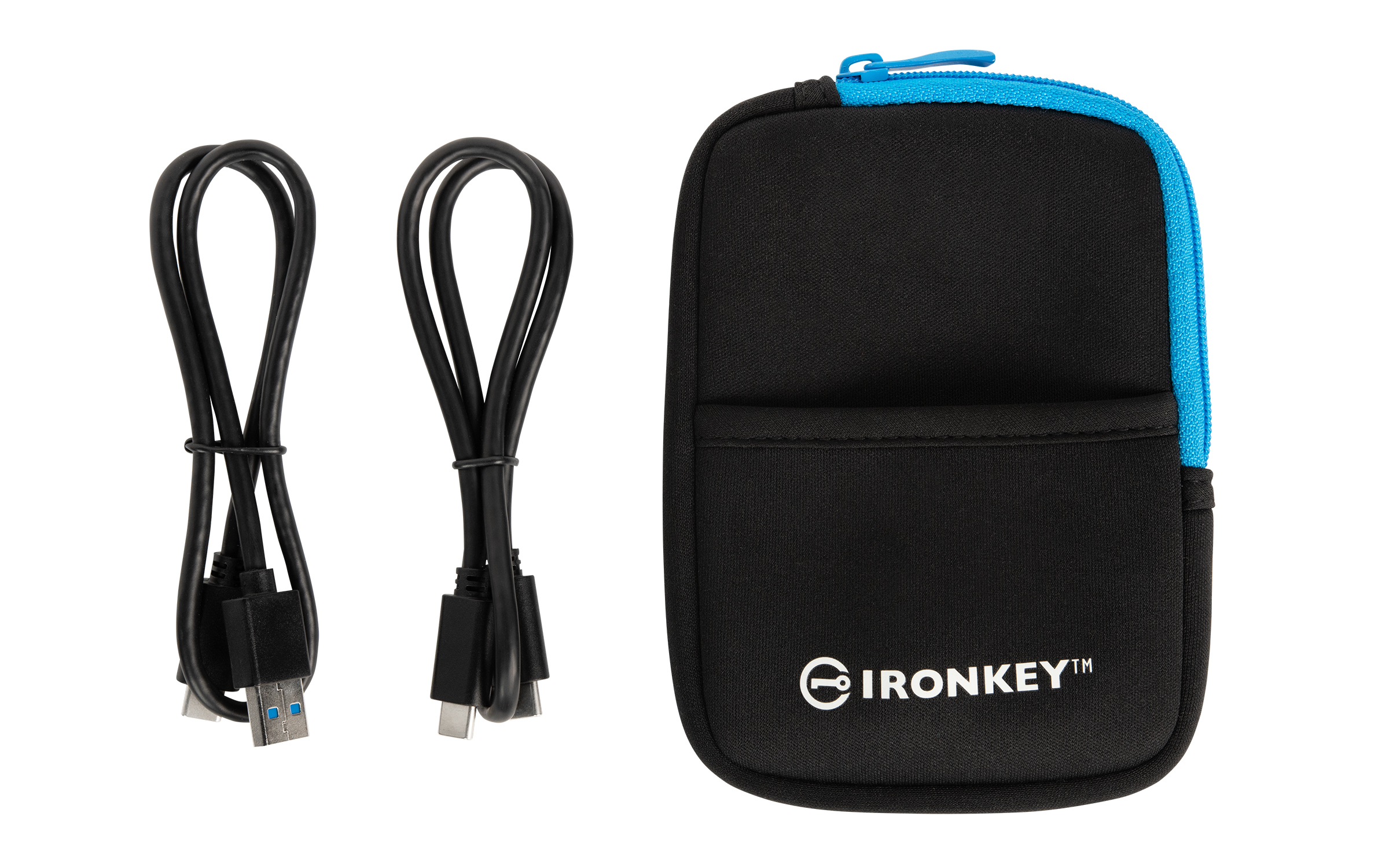 Zwei schwarze USB-Kabel und eine schwarze Hülle mit blauem Reißverschluss für IronKey.