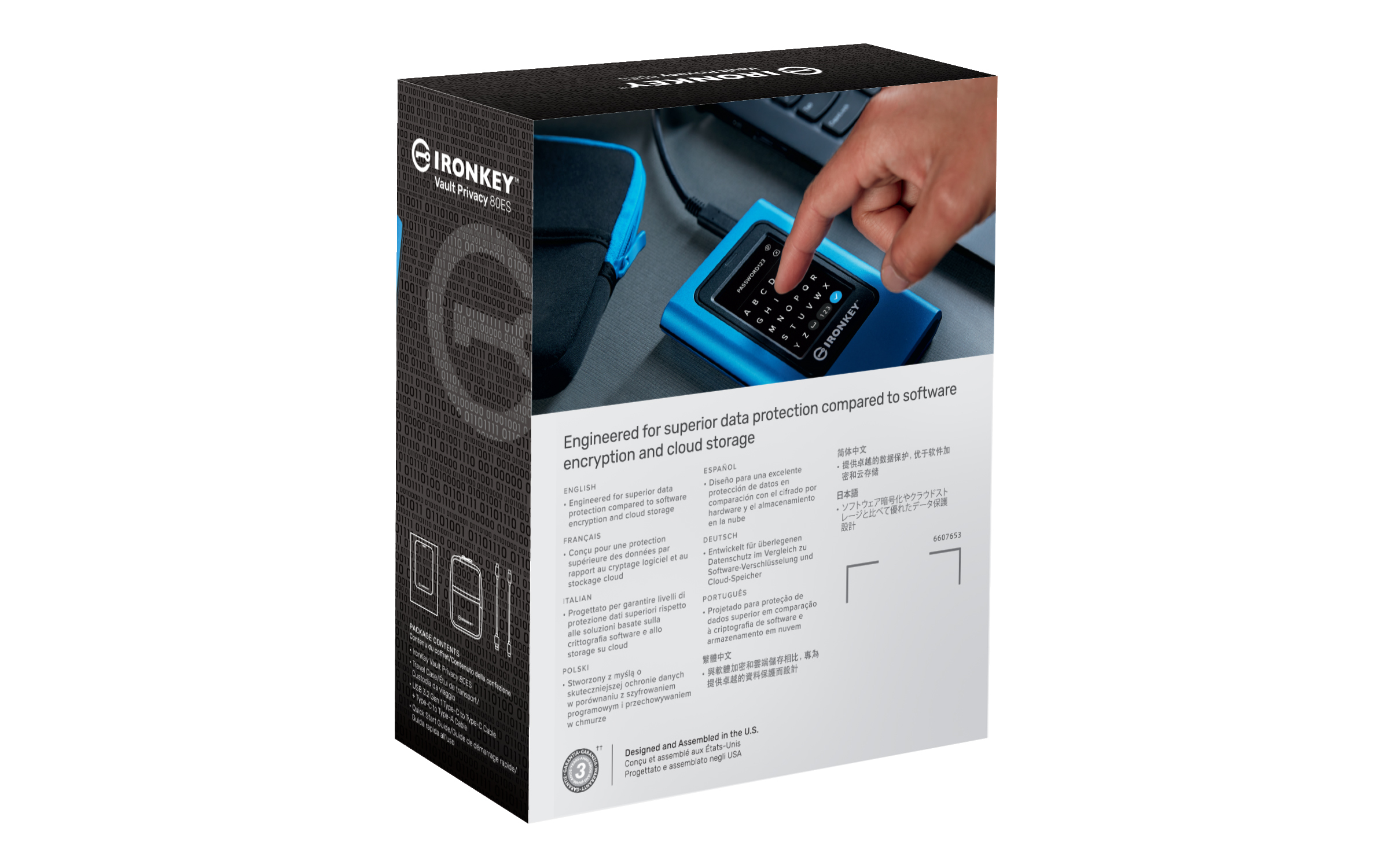 Karton mit Text in mehreren Sprachen. Eine Hand benutzt ein blaues Gerät mit Tastatur.