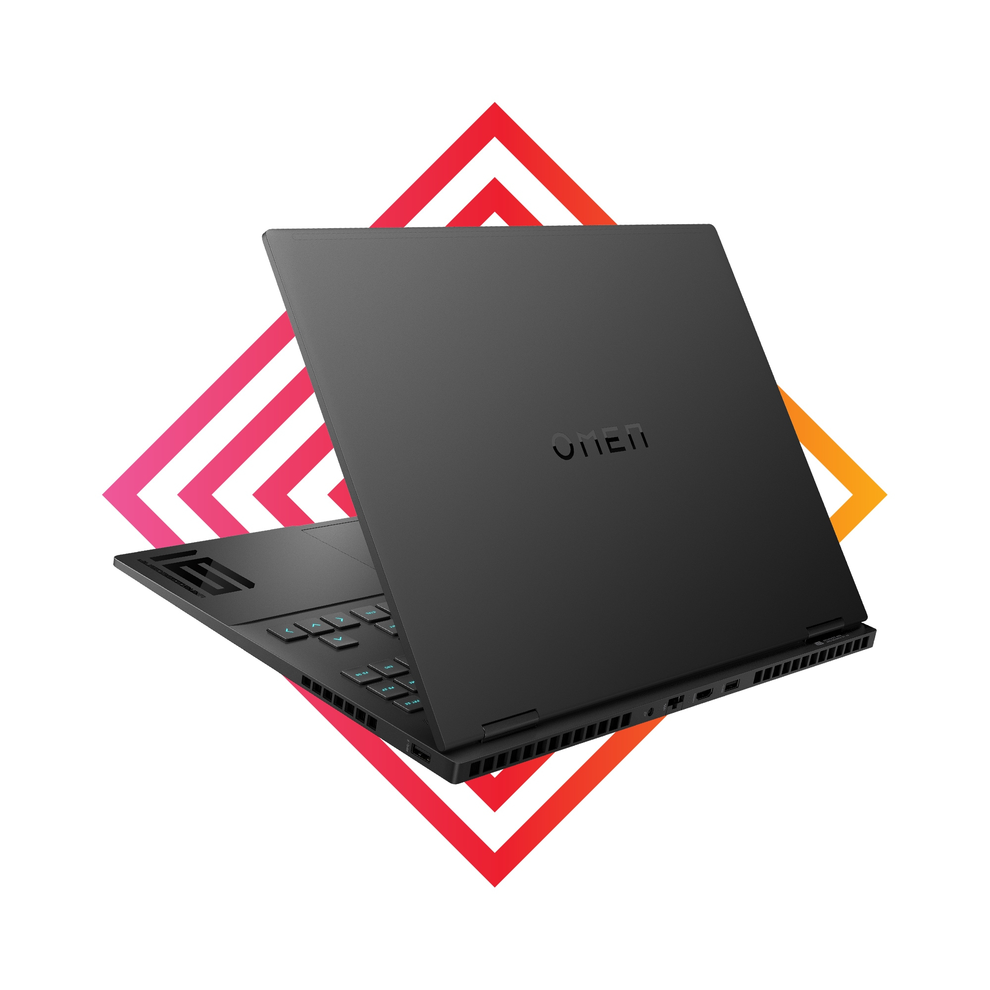 Un ordinateur portable noir sur une surface blanche avec une forme de diamant rouge et orange derrière. Le mot 'OMEN' est visible.