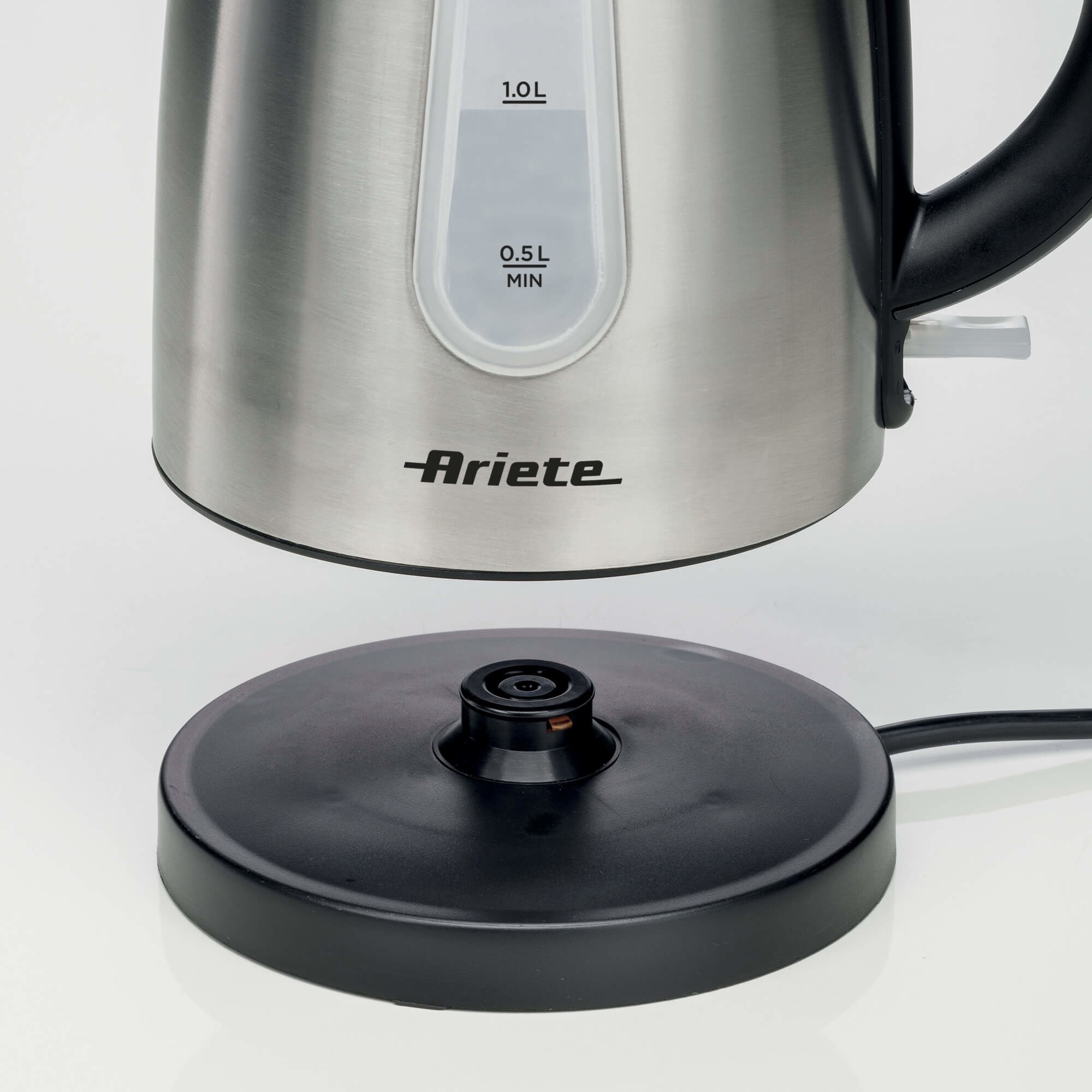 Elektrischer Wasserkocher aus Edelstahl mit schwarzem Sockel. Das Ariete-Logo ist sichtbar.