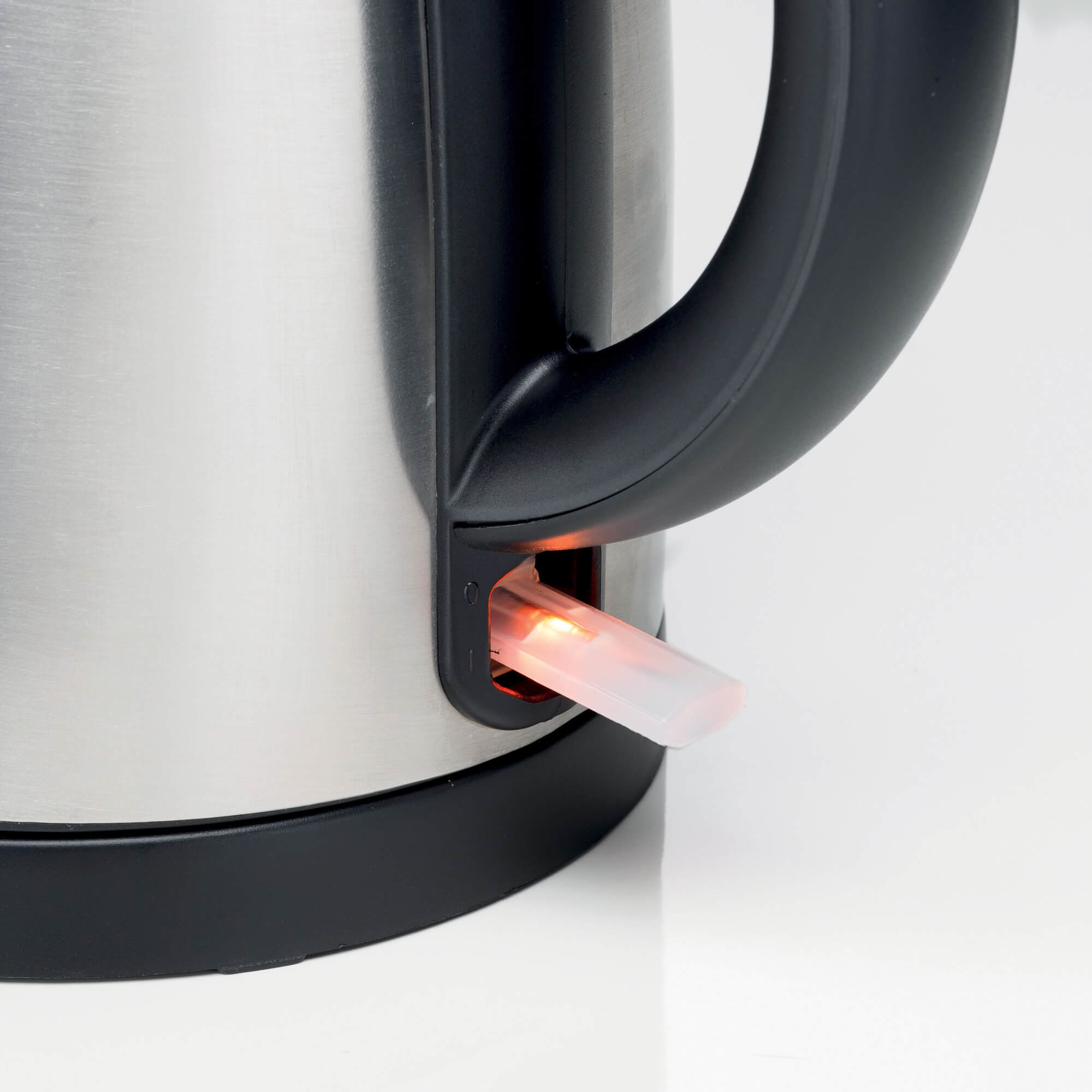 Wasserkocher aus Edelstahl mit rotem Licht und schwarzem Griff.
