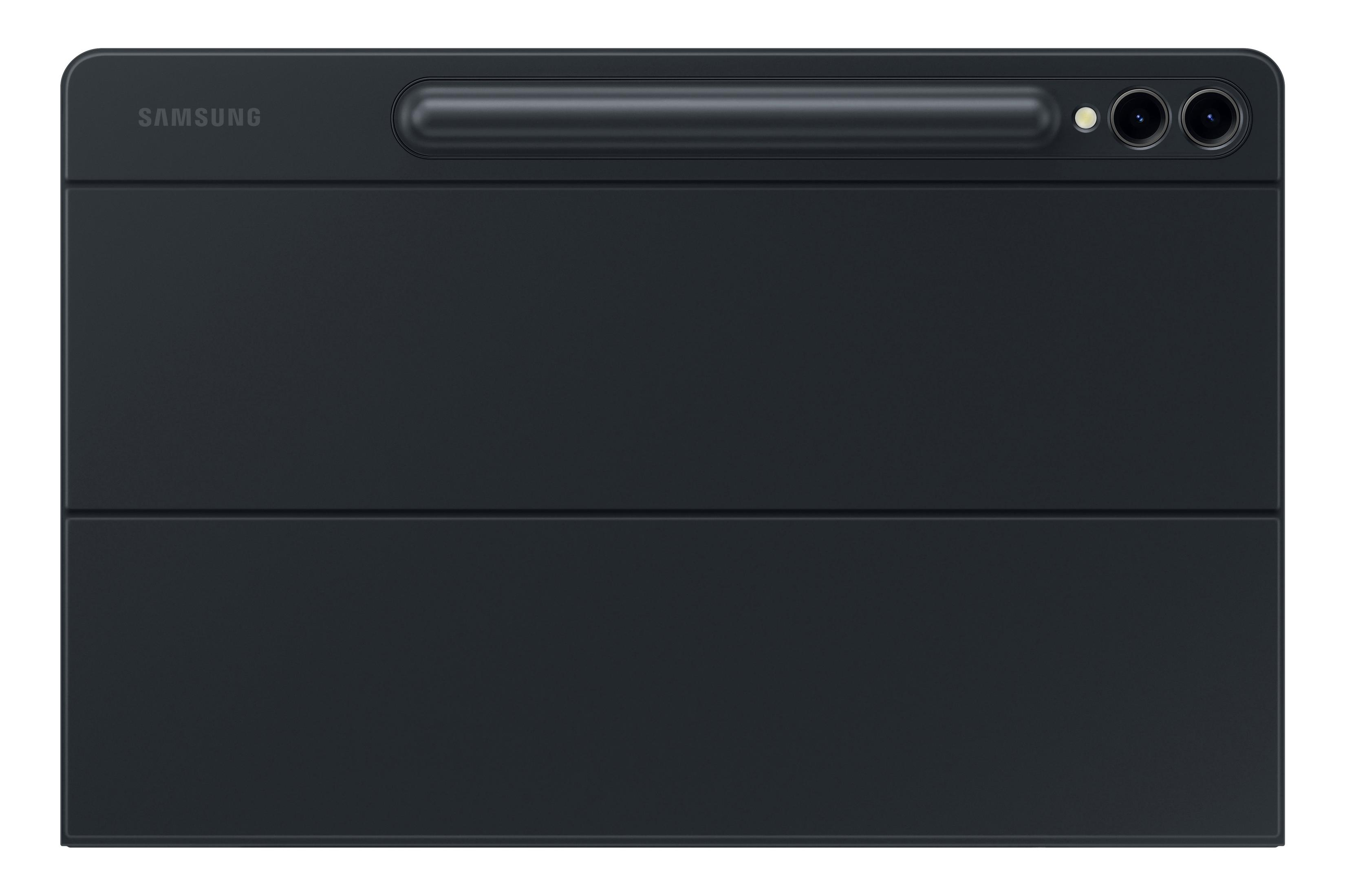 Schwarze Samsung Tablet-Tastaturhülle, gefaltet, auf weißer Oberfläche. Oberseite mit Kamera und Stiftschlitz.