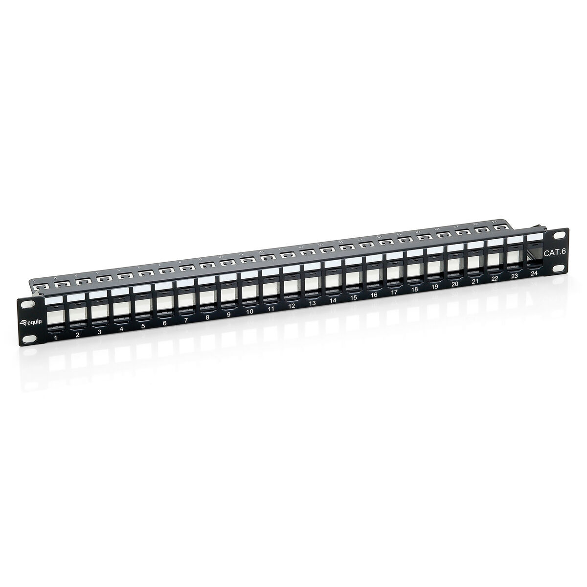 Un pannello di permutazione nero con 24 porte numerate. Il testo 'CAT.6' è visibile.