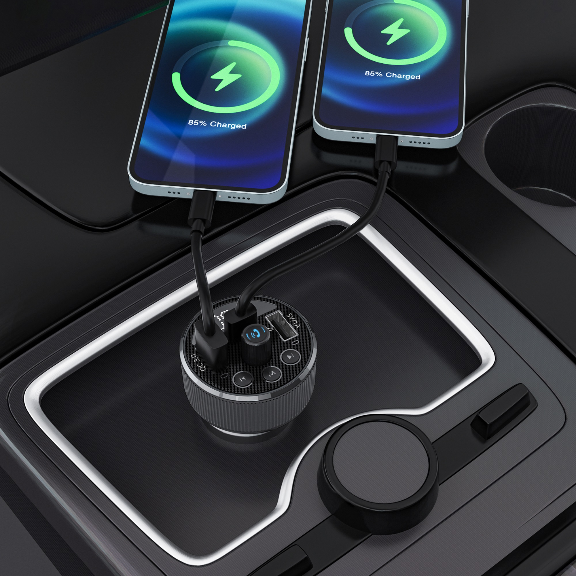 Ein Autoladegerät mit zwei angeschlossenen Telefonen. Die Ladeanzeige zeigt 85 % geladen an.