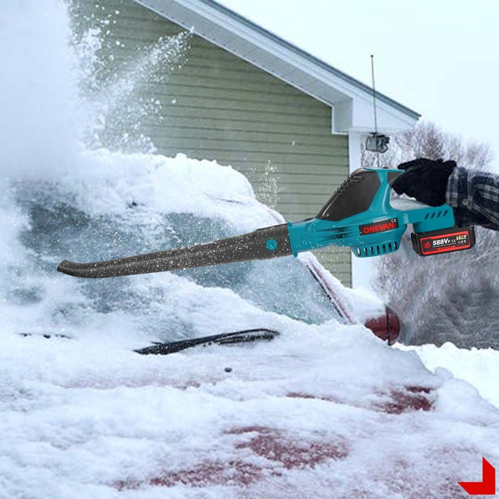 Eine Person benutzt einen blaugrünen Laubbläser, um Schnee von einem roten Auto zu entfernen.