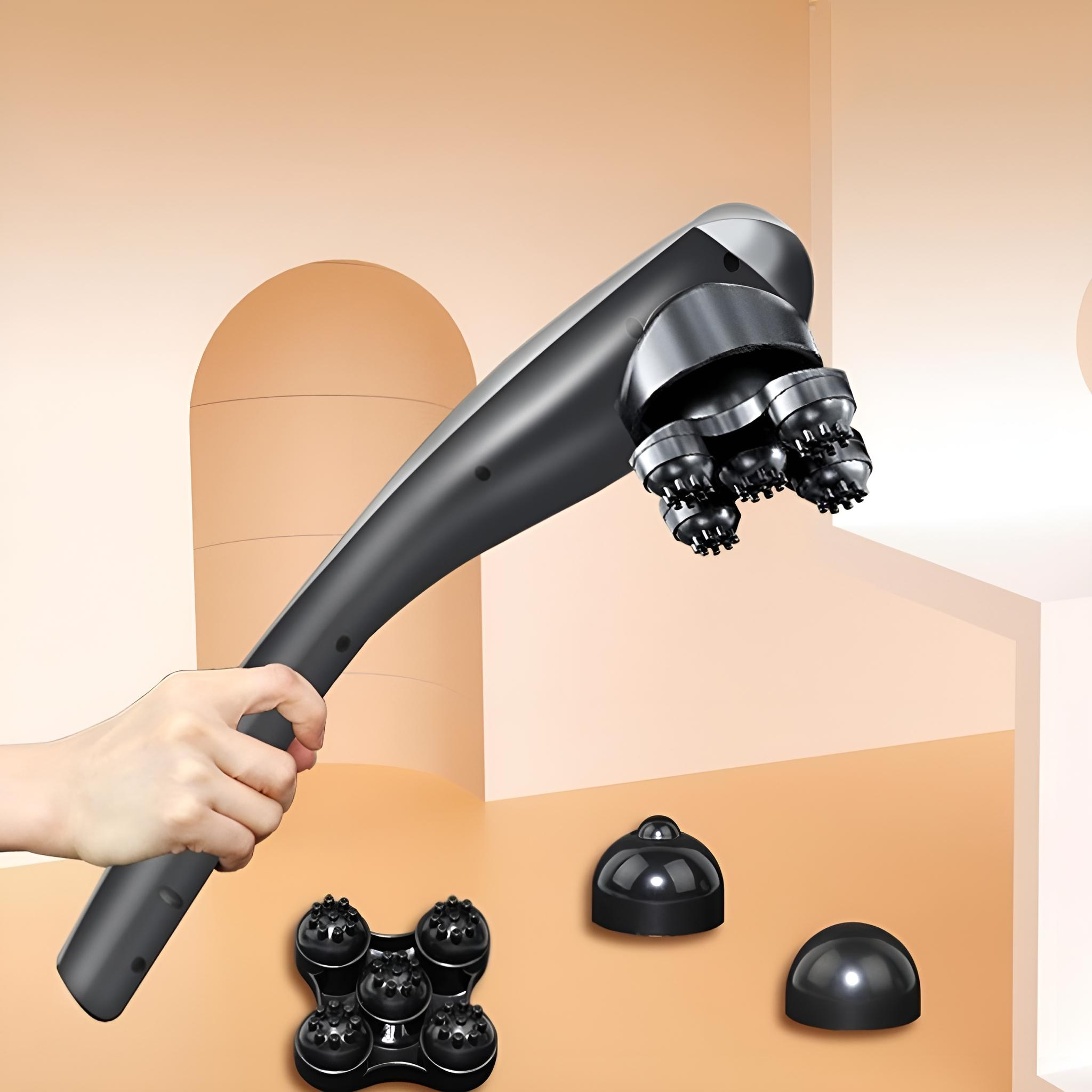 Ein schwarzes Massagegerät, das von einer Hand gehalten wird. Es hat mehrere Massageköpfe.
