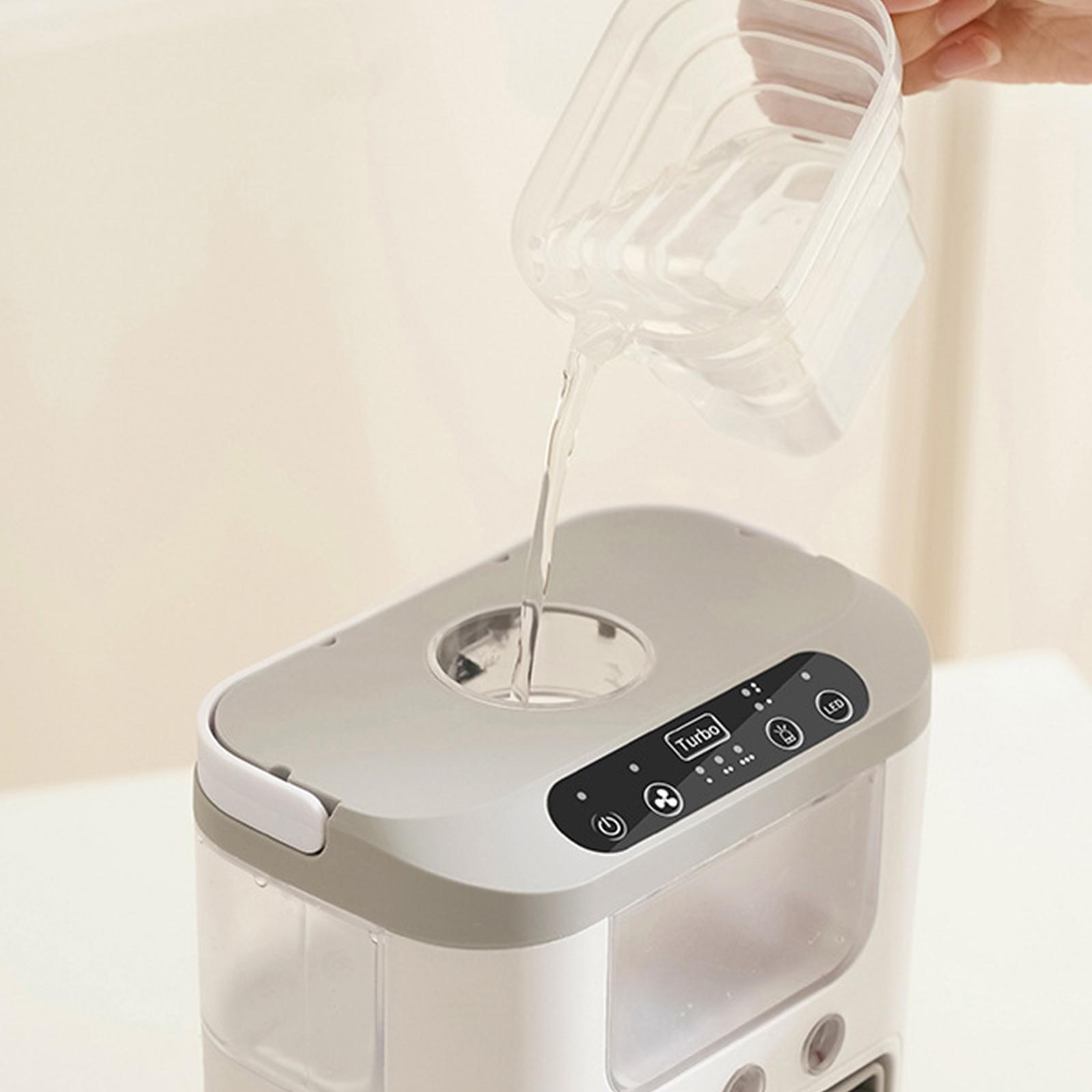 Wasser wird in einen weiß-grauen Luftbefeuchter gegossen. Die Maschine hat ein Bedienfeld.