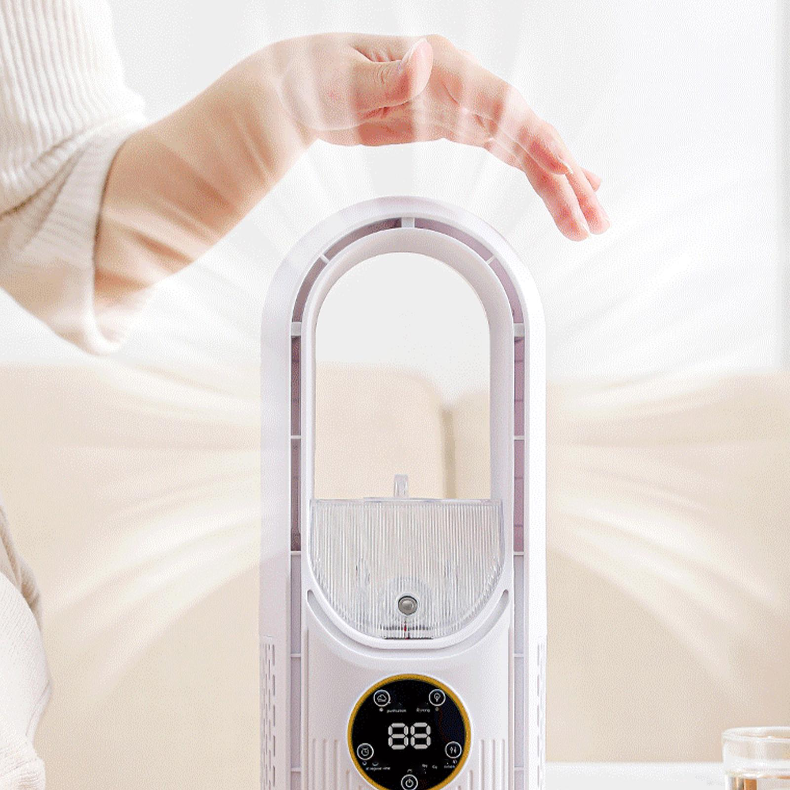 Weißer Ventilator mit Digitalanzeige, Hand darüber.
