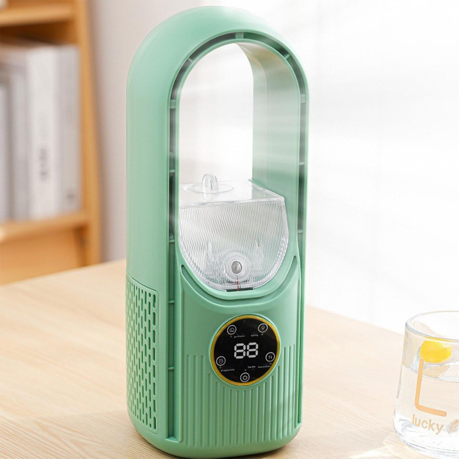 Grüner Luftkühler/Ventilator mit digitaler Anzeige. Glas Wasser rechts, auf Holzoberfläche.