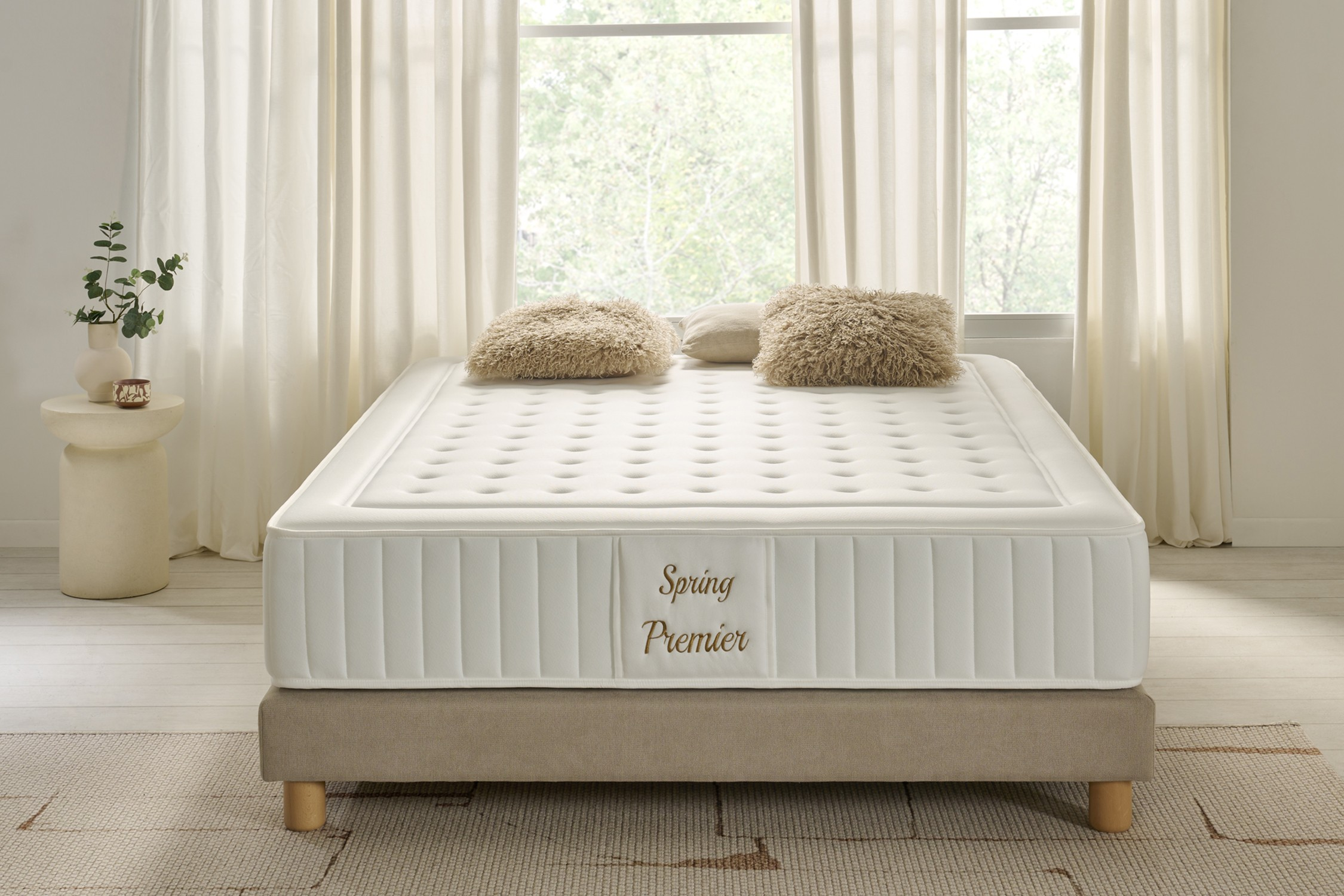Colchón blanco con almohadas, fondo de ventana, decoración neutra, 'Spring Premier'.