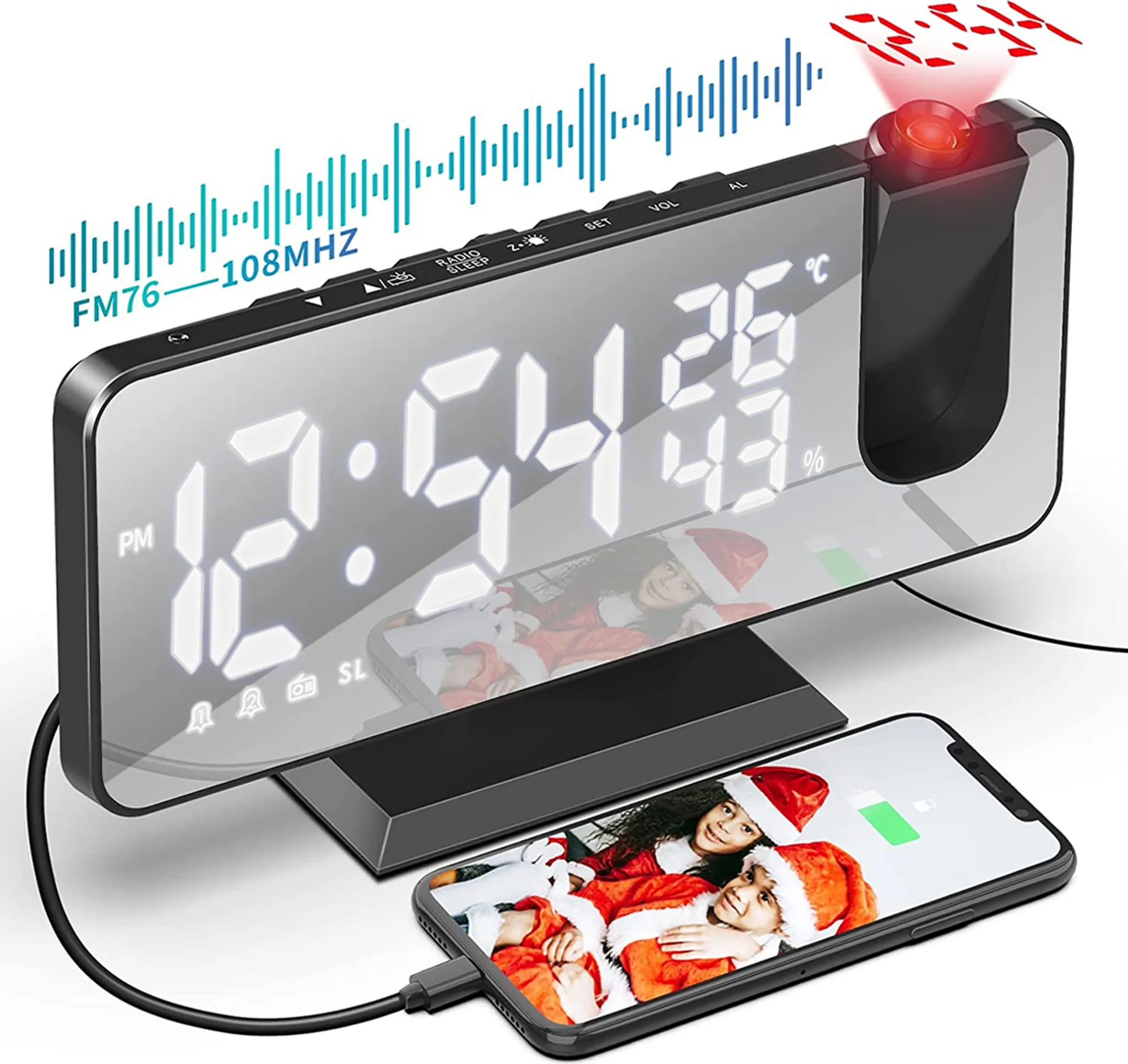 Digitaler Wecker, zeigt Zeit, Weihnachtsthema und ein ladendes Telefon.