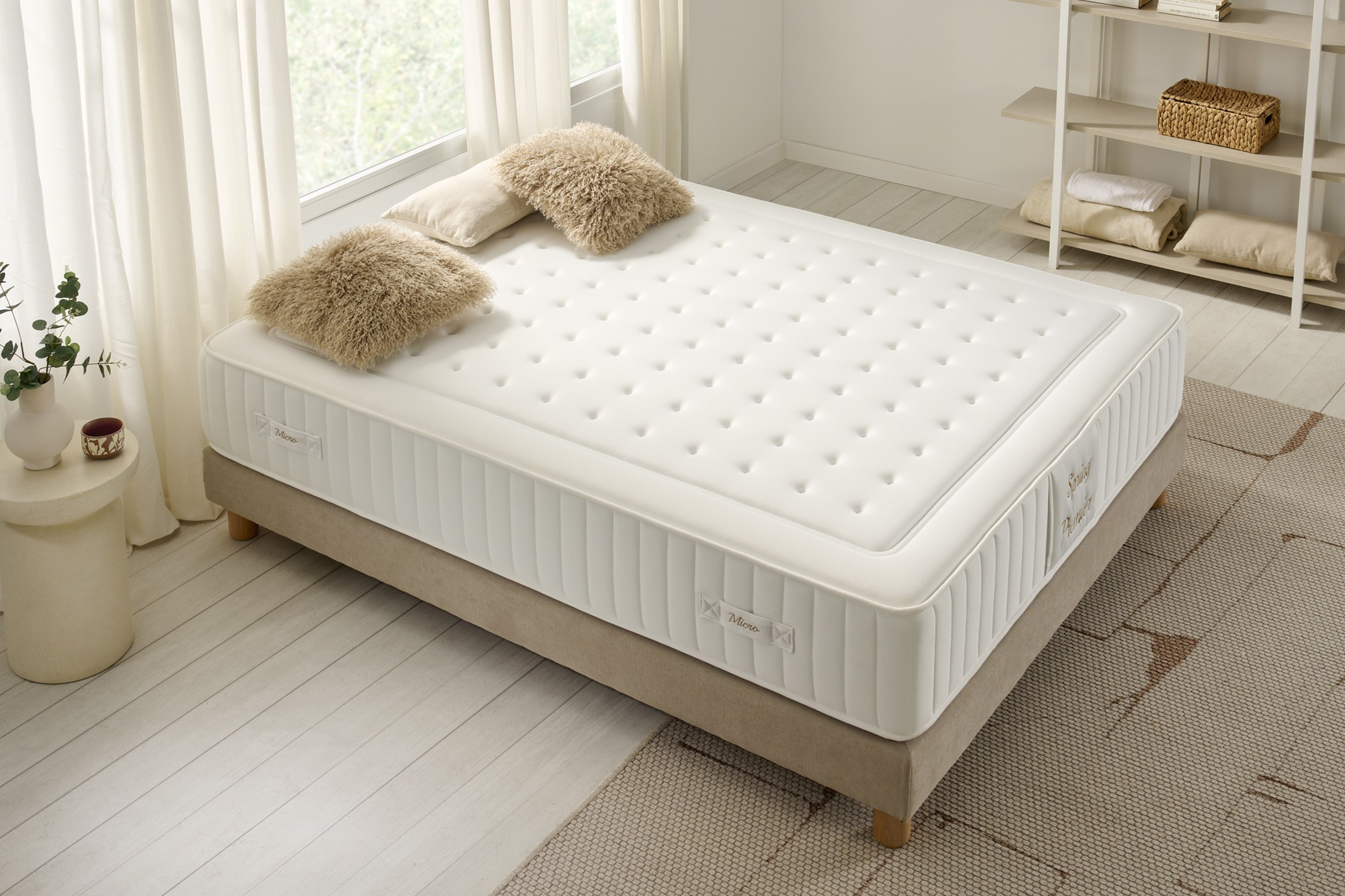 Colchón blanco con almohadas, decoración neutra, fondo de ventana, 'Miro'.