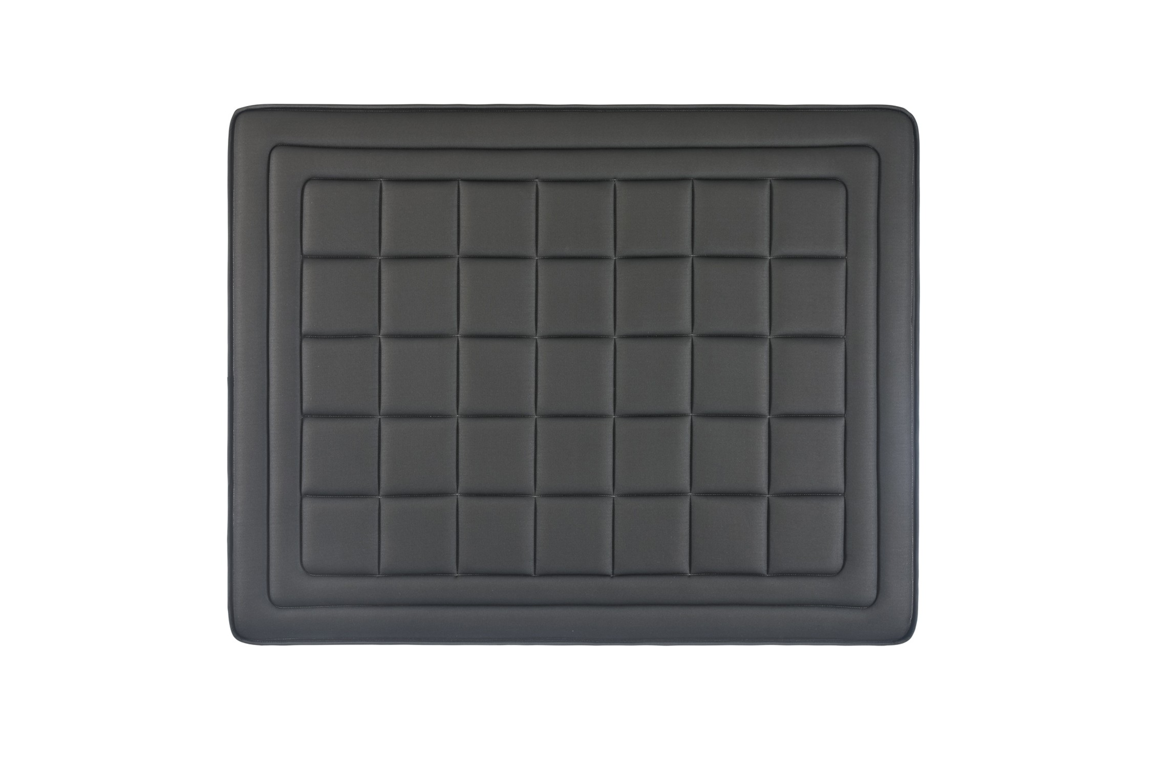Una esterilla rectangular gris oscuro con un patrón de cuadr ícula sobre fondo blanco.