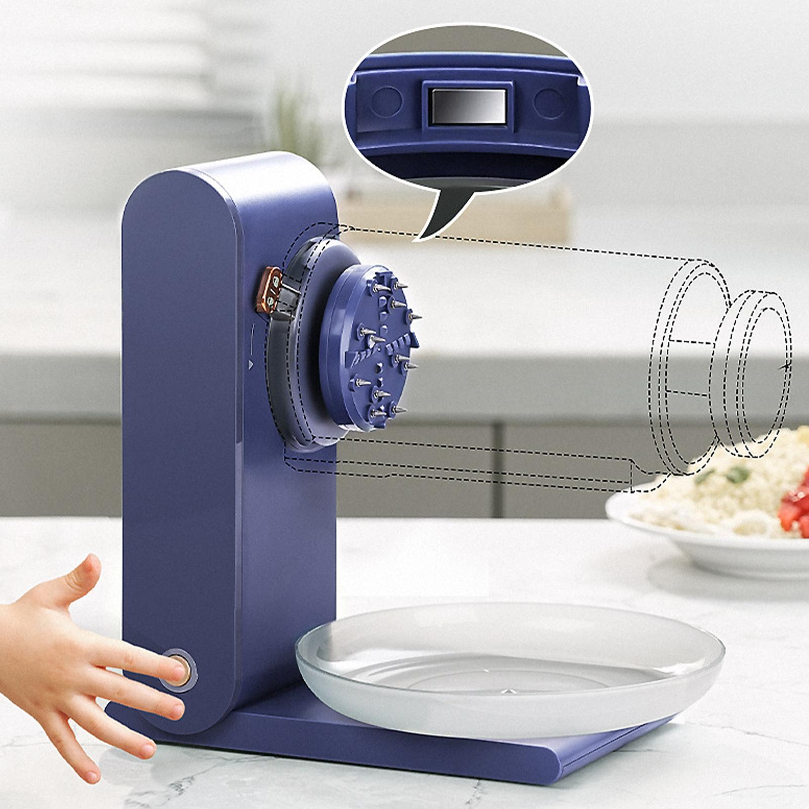 Eine lila Maschine mit transparentem Behälter und einem Teller mit Essen.