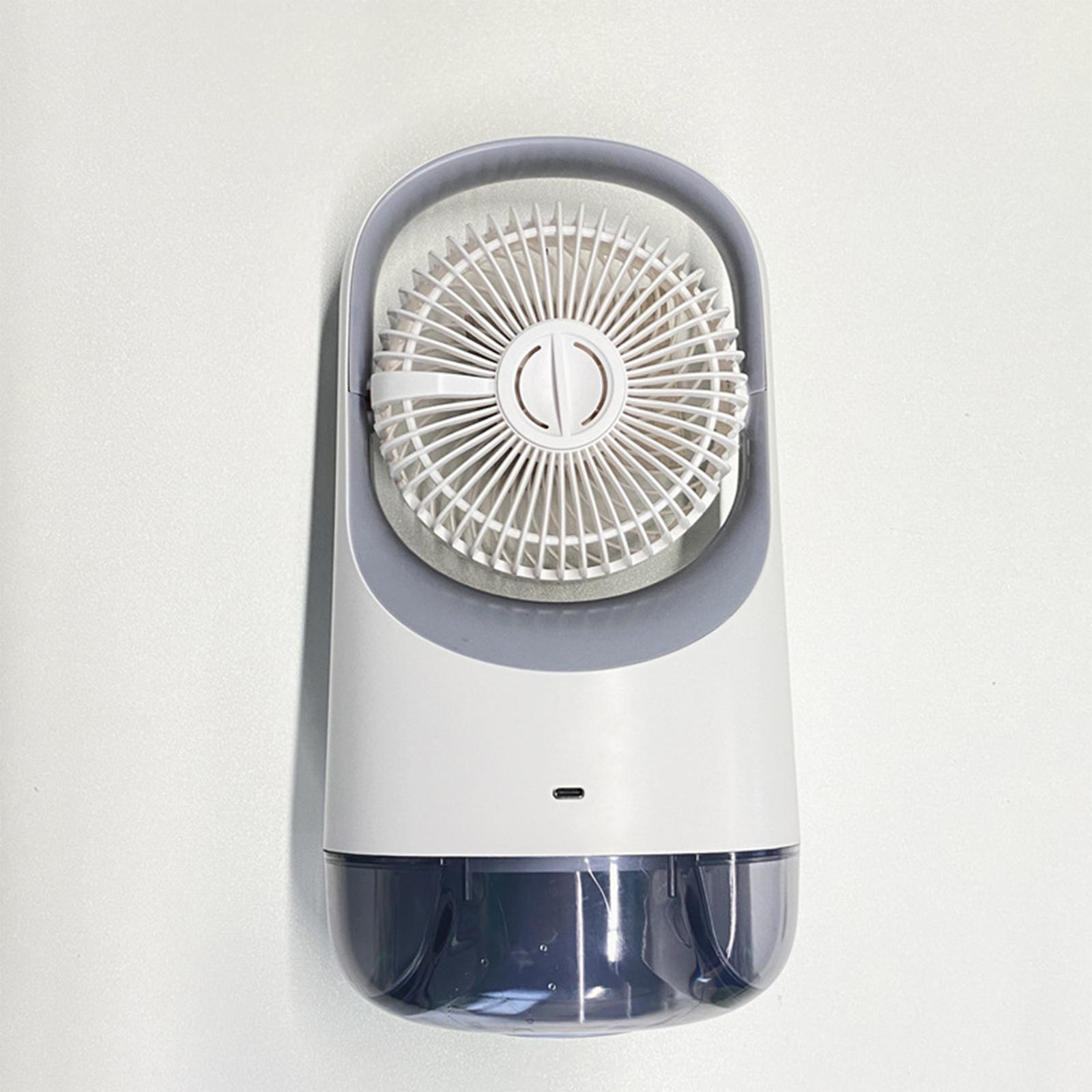 Weiß-grauer Ventilator auf weißer Oberfläche.