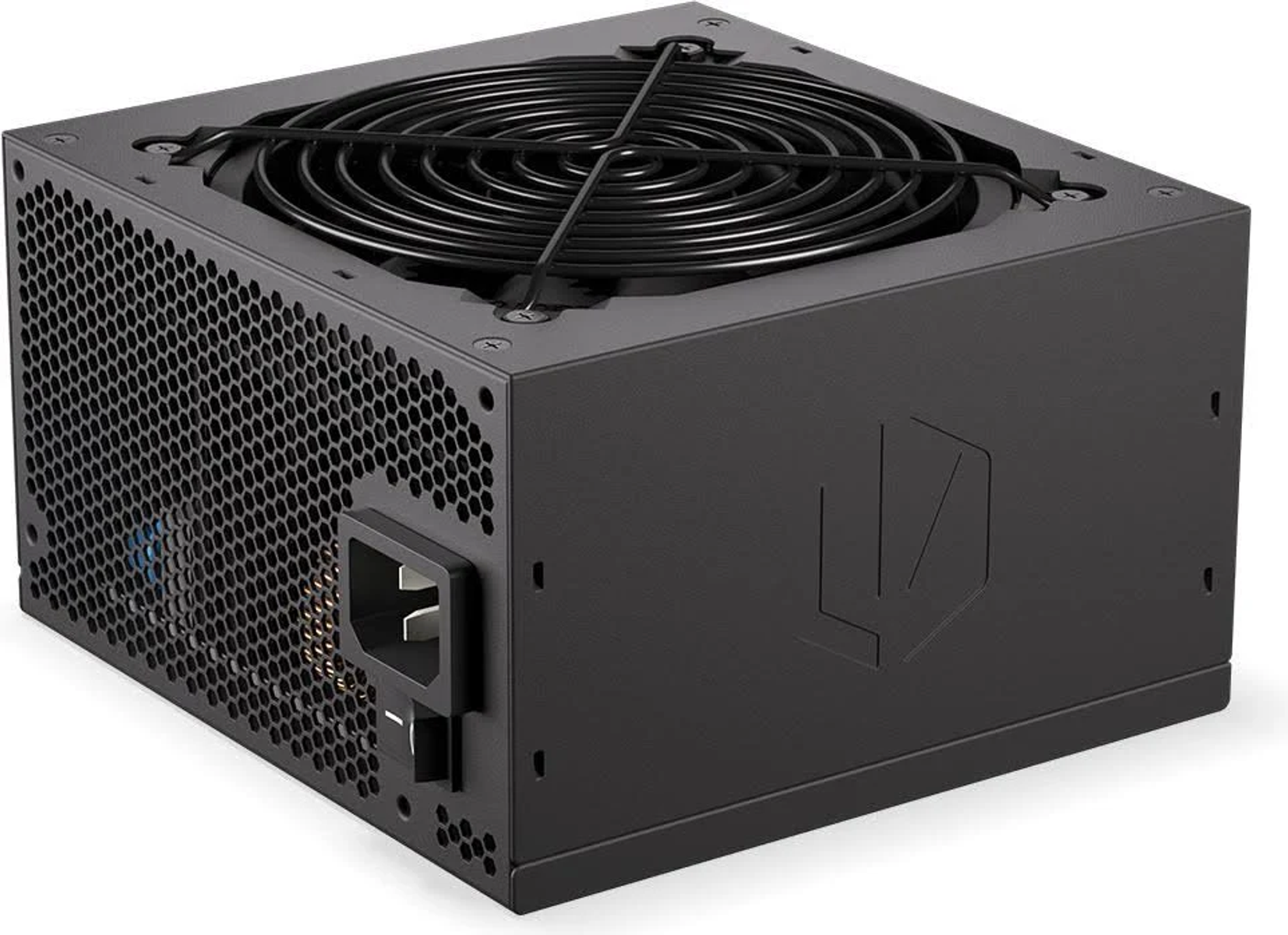 Czarny zasilacz z wentylatorem i kratką, widok z perspektywy.