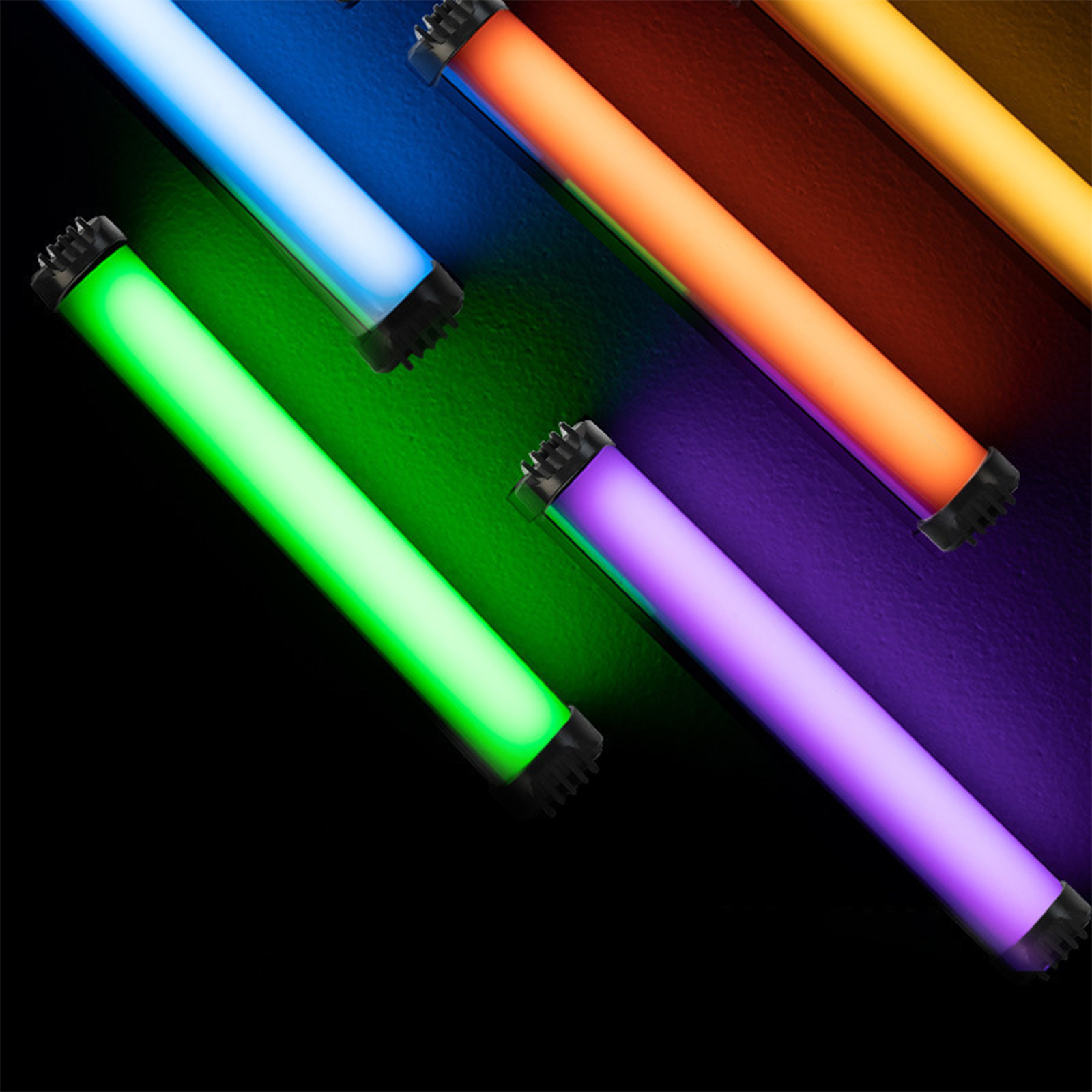 Sechs farbige LED-Leuchtröhren. Farben: blau, grün, orange, rot, lila und gelb. Schwarzer Hintergrund.
