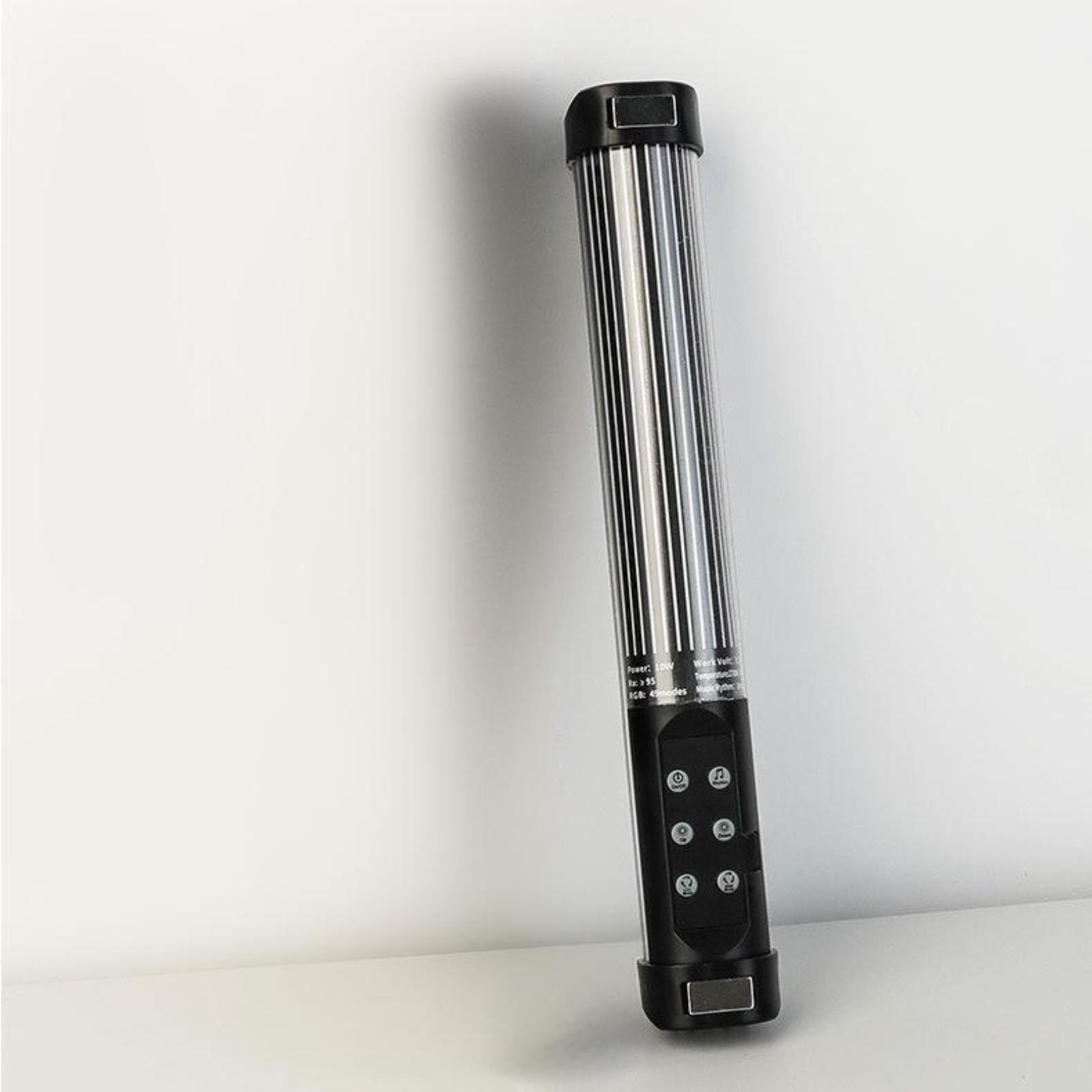 Eine lange, schwarze und silberne LED-Lichtröhre, die auf einer weißen Oberfläche steht. Knöpfe vorhanden.