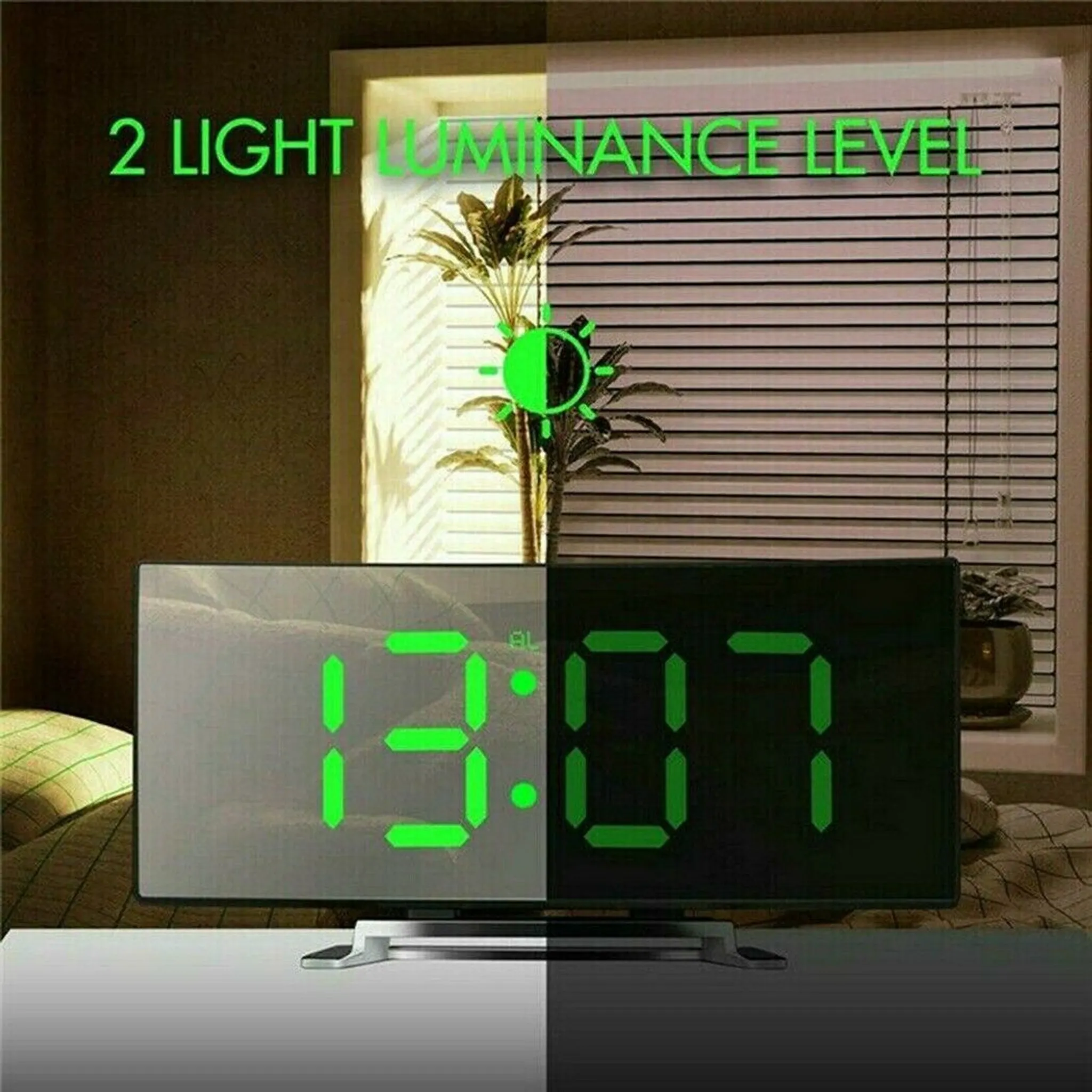 Digitaluhr mit grünen Ziffern 13:07, Text '2 Light Luminance Level'.
