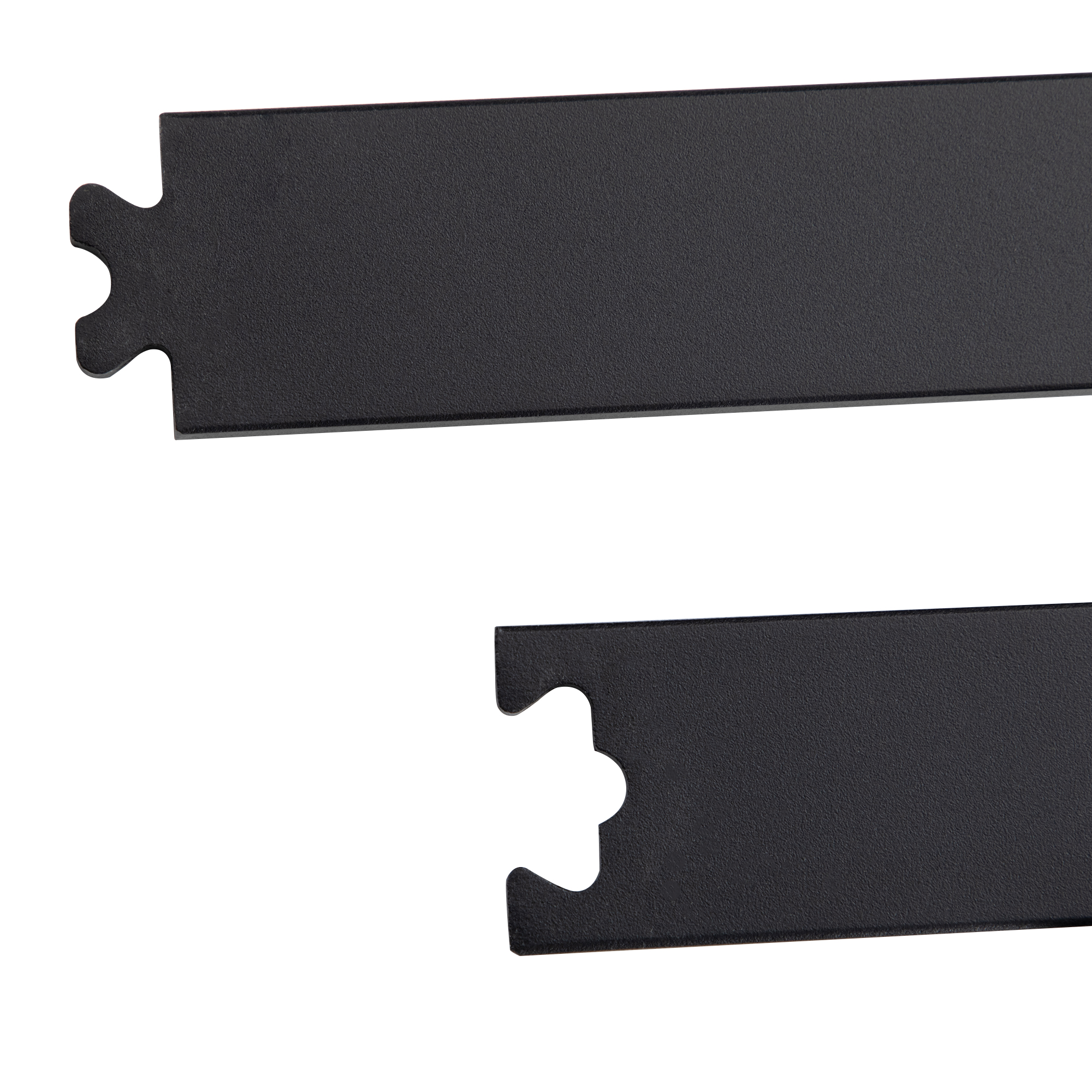 Zwei schwarze Metallstücke mit Puzzleteilen-Kanten, möglicherweise zum Verbinden, weißer Hintergrund.