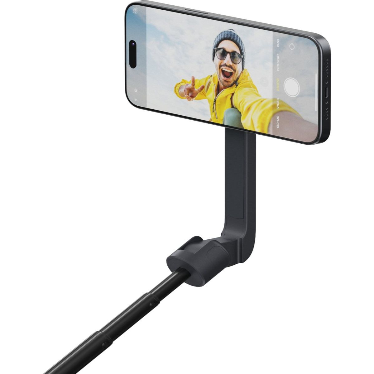 Selfie çubuğunda telefon, kullanımda. Güneş gözlüklü bir adam selfie çekiyor, beyaz arka plan üzerinde.