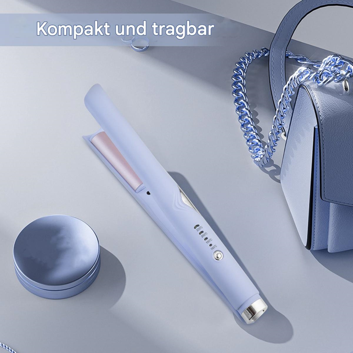 Ein blauer Haarglätter mit einer rosa Platte. Im Hintergrund befinden sich eine blaue Hülle und eine blaue Handtasche.