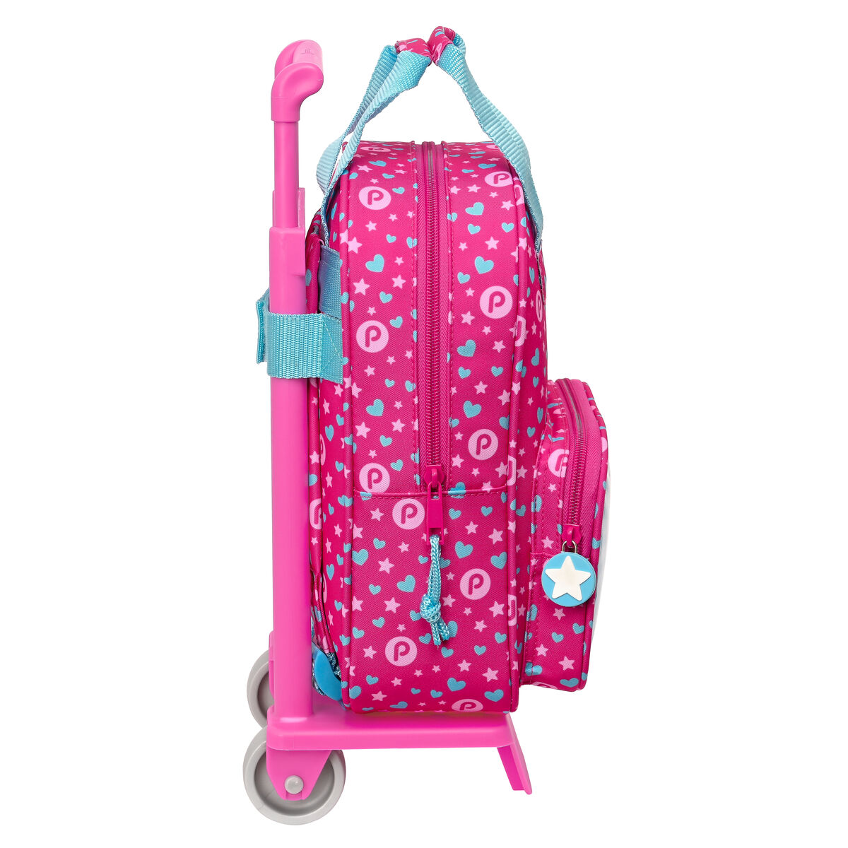 Mochila con ruedas rosa con corazones y estrellas, bolsillo lateral y asa azul, sobre blanco.