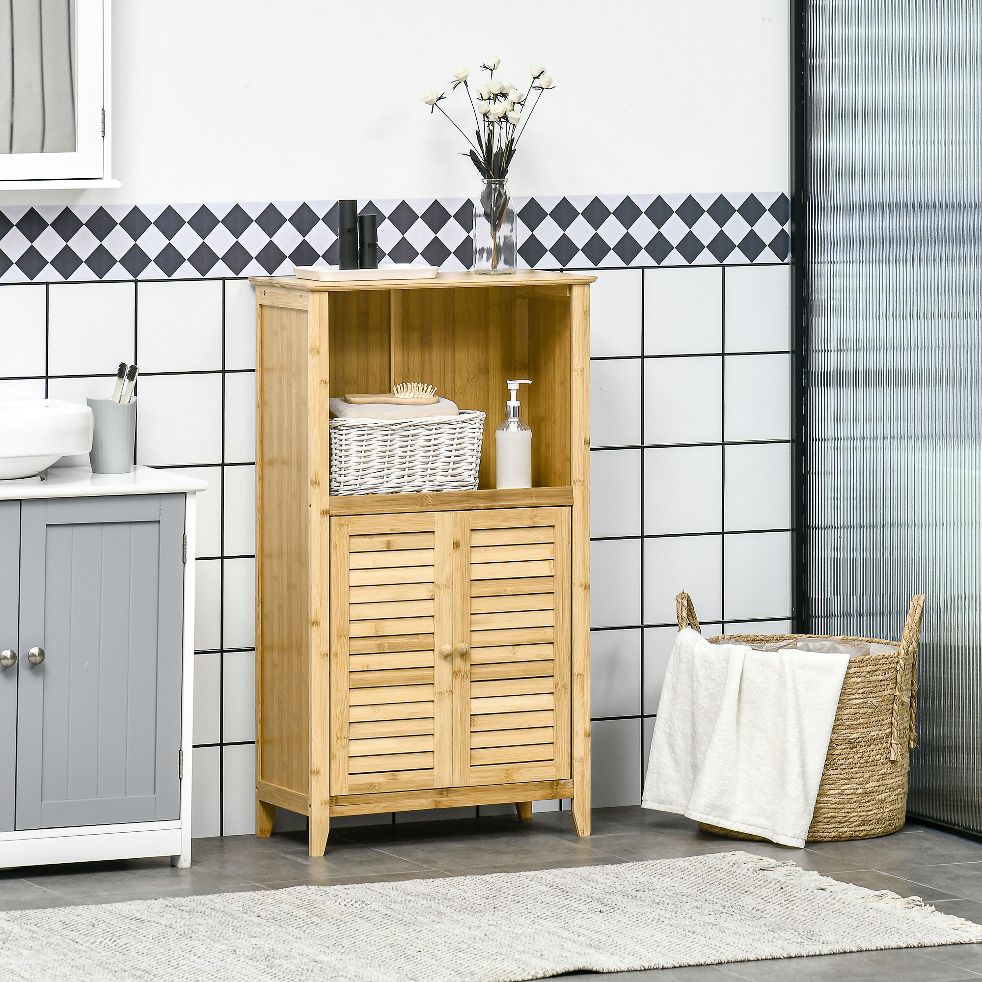 Ein Badezimmer mit Holzschrank, weißem Waschbecken und gefliester Wand. Es gibt auch einen Korb.