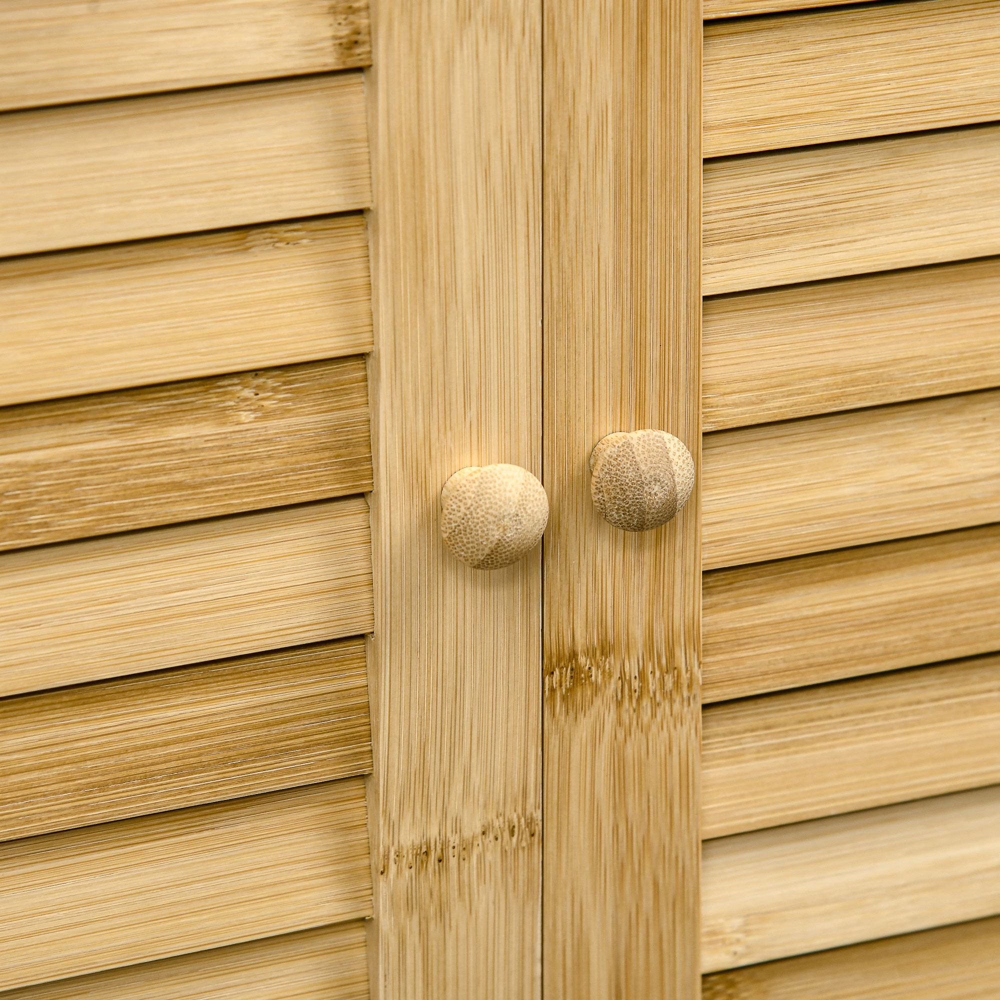 Nahaufnahme von Bambusschränken mit zwei runden Holzknöpfen. Horizontale Bambusstreifen.