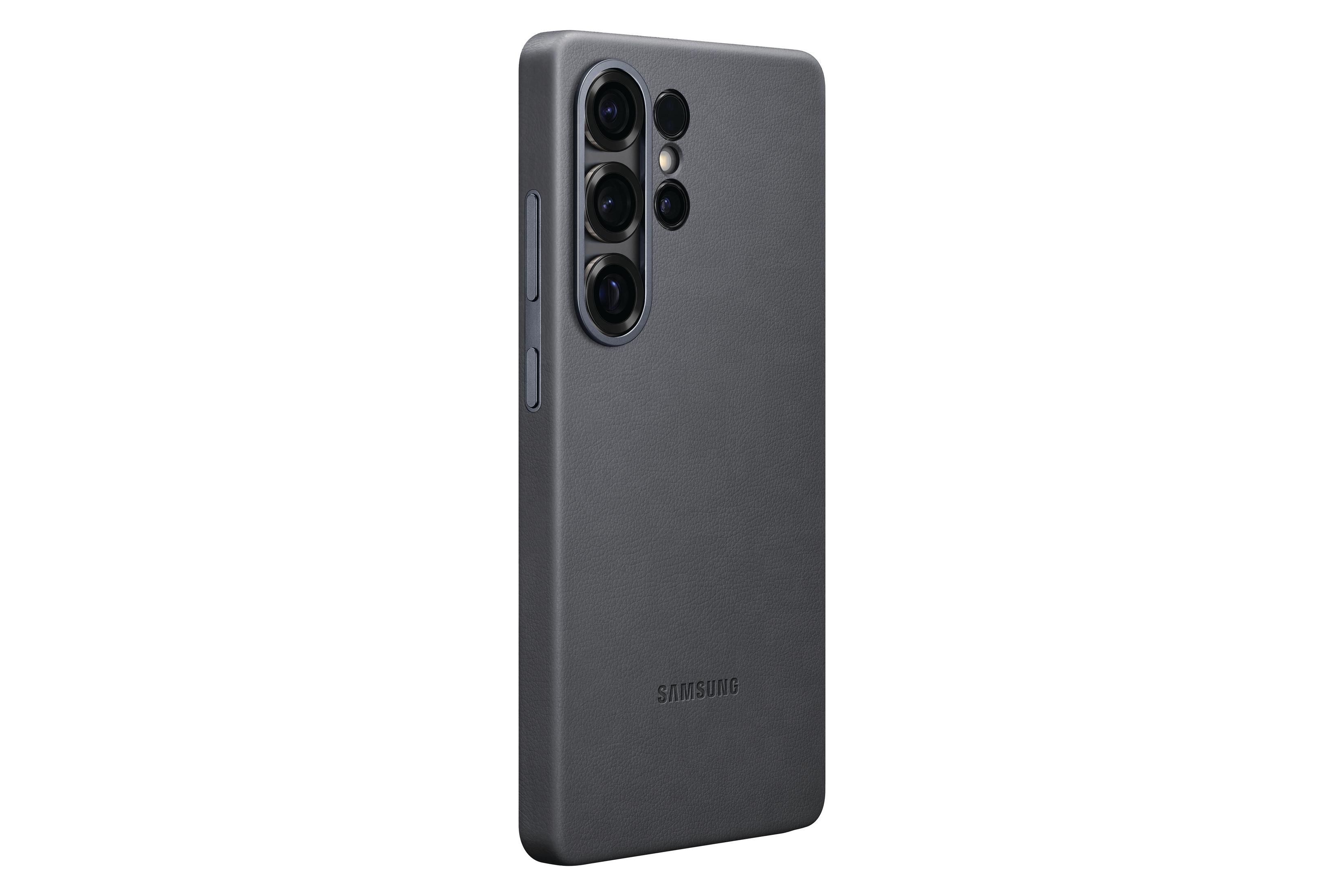 Funda de teléfono gris oscuro. La parte trasera tiene tres lentes. La marca 'SAMSUNG' es visible.