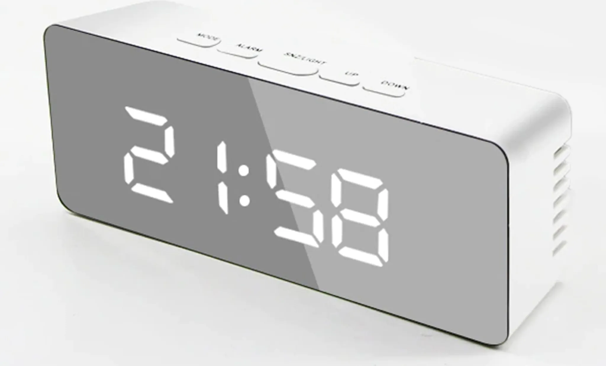 Weißer digitaler Wecker mit Anzeige 21:58. Weißer Hintergrund.