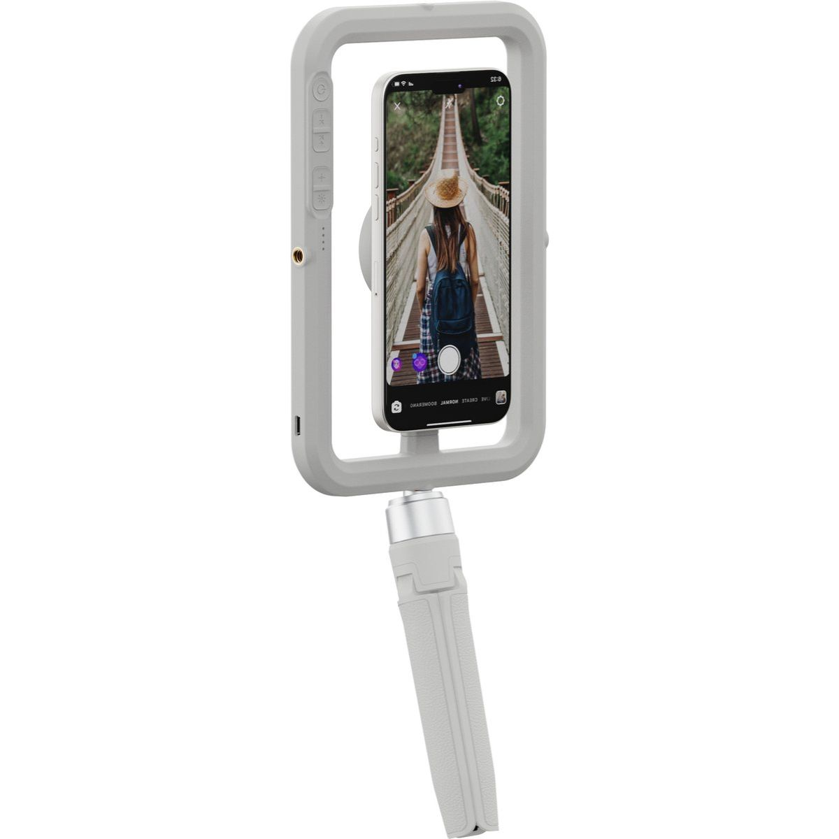 Beyaz bir kılıf içinde selfie çubuğu olan telefon. Telefonda bir köprüde bir kişi görünüyor.