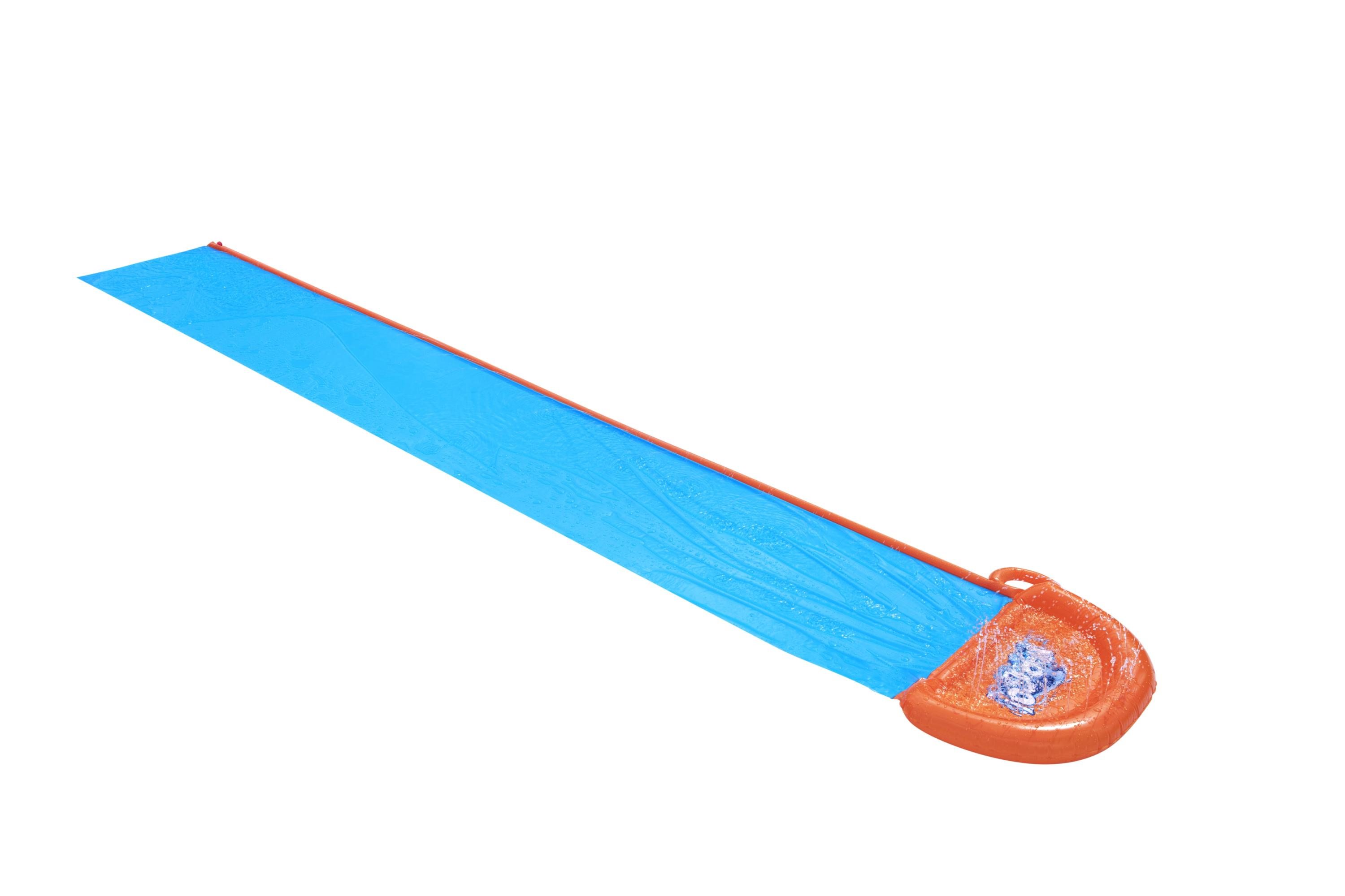 Niebieska zjeżdżalnia wodna na białym tle. Zjeżdżalnia ma pomarańczowe krawędzie. Widok z boku.