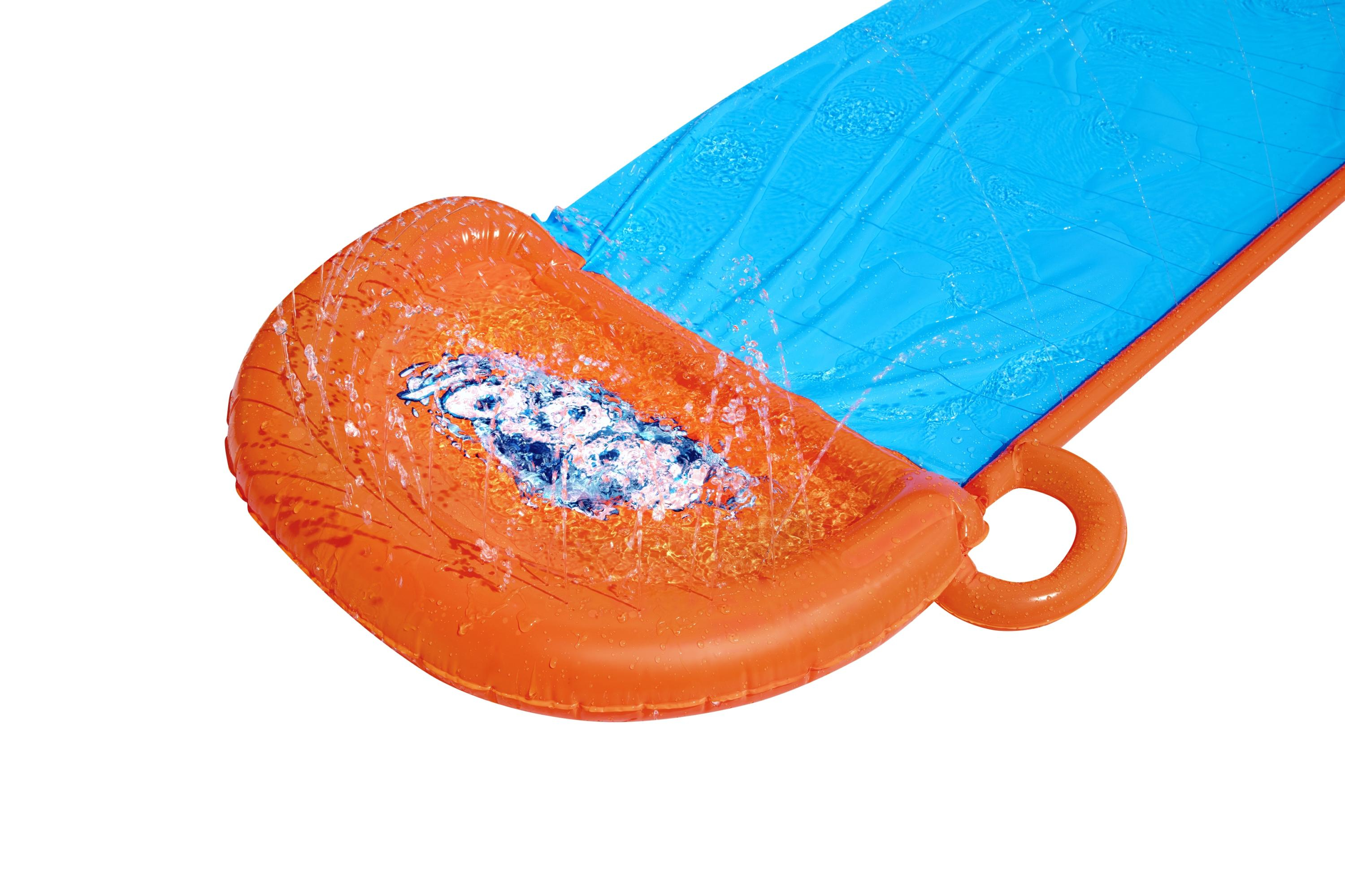 Pomarańczowy koniec zjeżdżalni wodnej z rozpryskami wody, niebieska powierzchnia, białe tło.